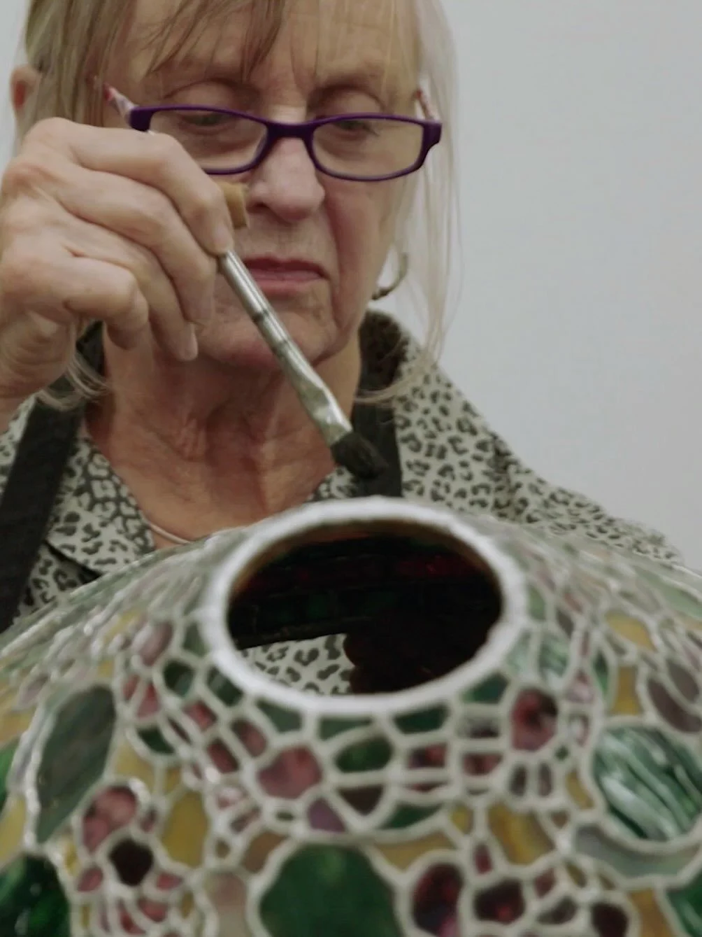 Summer session glass classes are now live! ✨

Pictured is our resident artist, Karen Abbott, bringing a Tiffany-style lampshade to life. Our flat glass classes teach stained glass techniques, from cutting and shaping to soldering and finishing. Explo