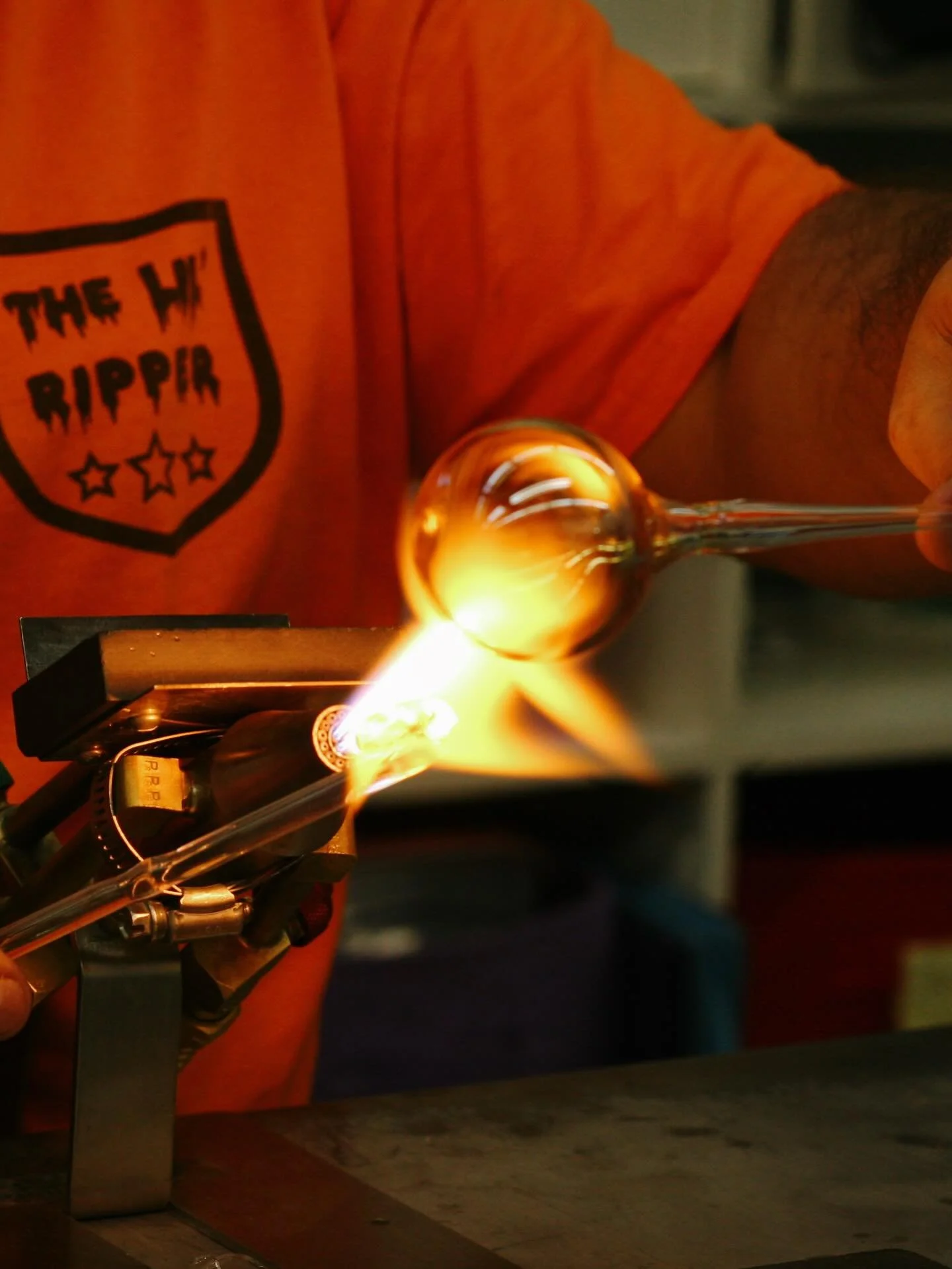 We never get tired of this view, glass glowing in the flame, taking shape moment by moment. @cristobreaksglass makes it look effortless, but flameworking is all about practice, curiosity, and falling in love with the process.

That is why we are so e