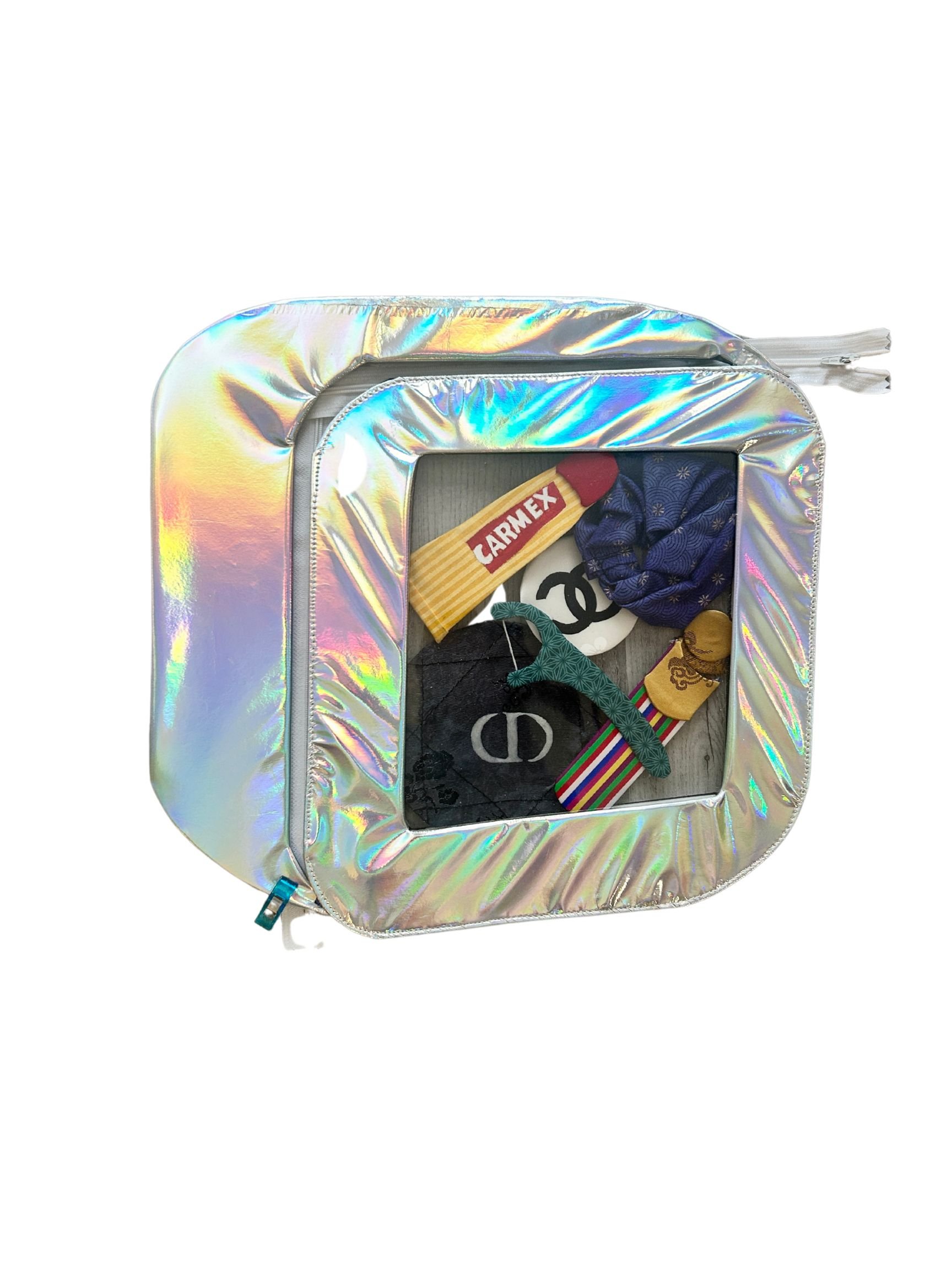 What’s in my pouch : Kira