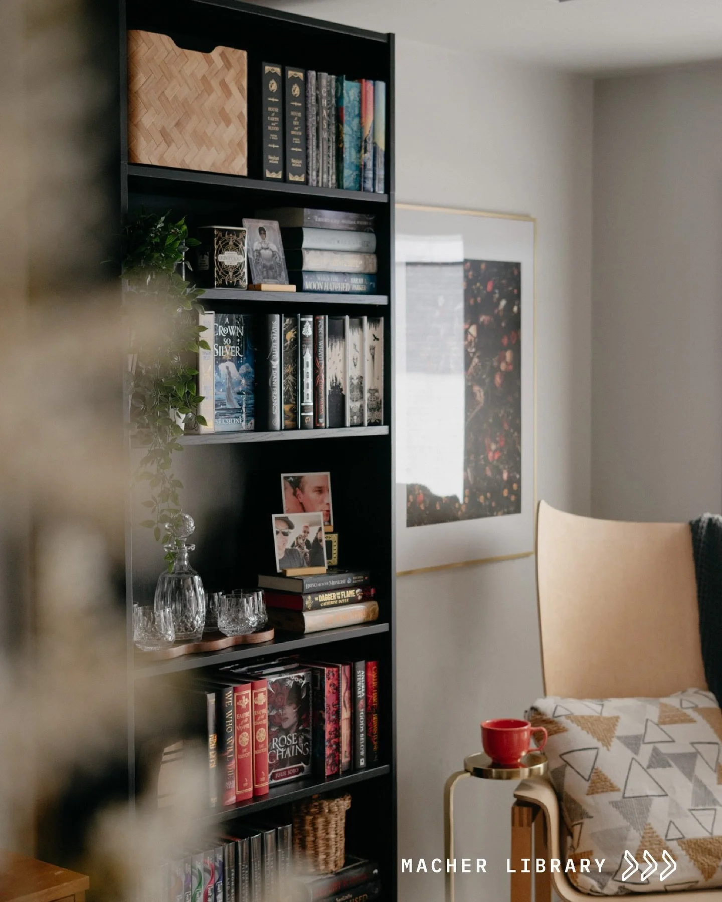 Happy #shelfiesunday! I finally get to use that tag again ✨
⠀⠀⠀⠀⠀⠀⠀⠀⠀
This weekend I worked on making our house a home, one book at a time.
⠀⠀⠀⠀⠀⠀⠀⠀⠀
Things I love about adding bookshelves to our space:
✨ Its smack dab in the middle of our home. We g