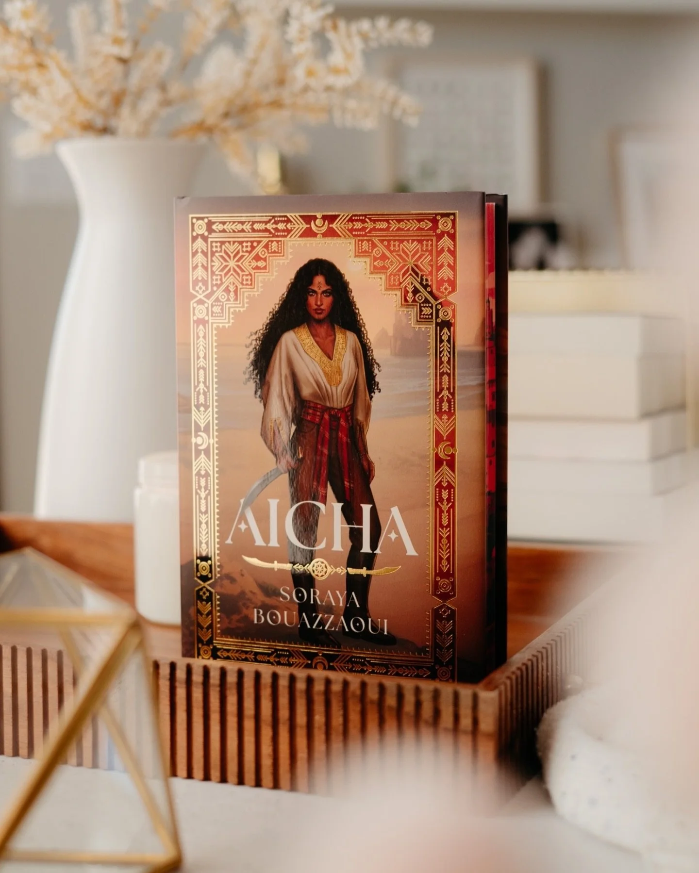 Heyo, its Friday! 🖤
⠀⠀⠀⠀⠀⠀⠀⠀⠀
My very first rep box from @illumicrate and I couldn&rsquo;t be more happy! While there are some amazing goodies inside, I had to start with the book reveal first&hellip;

TEMPTRESS. MONSTER. WARRIOR.

🖤 Aicha by @auth