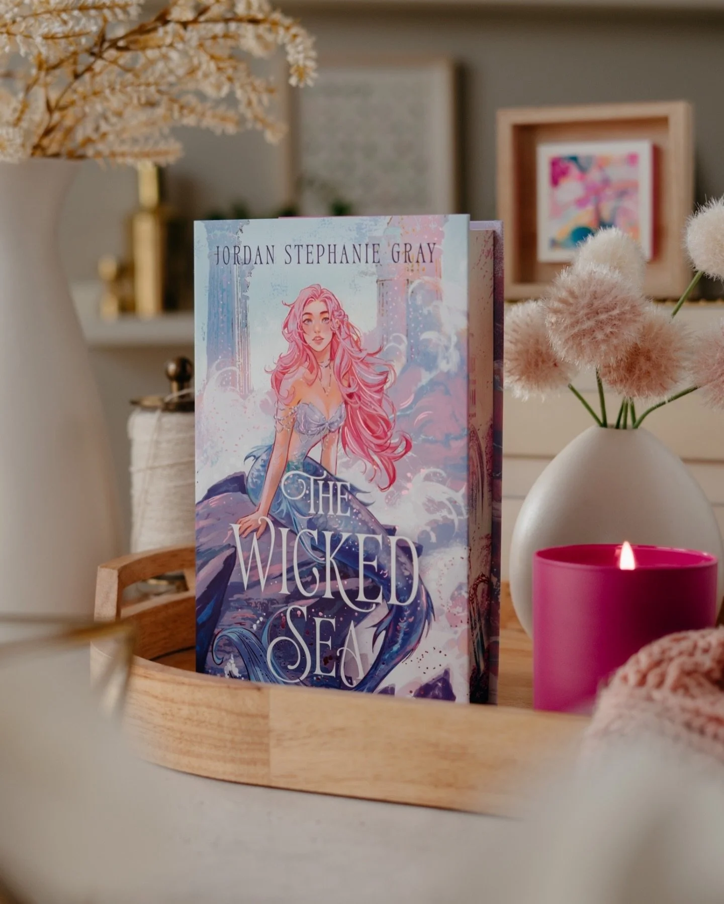 Tell me you love this story because the Little Mermaid was my all time favorite and I love this edition&rsquo;s artwork! 
*𝘱𝘶𝘵𝘴 𝘣𝘰𝘰𝘬 𝘧𝘳𝘰𝘯𝘵 𝘢𝘯𝘥 𝘤𝘦𝘯𝘵𝘦𝘳 𝘰𝘯 𝘣𝘰𝘰𝘬𝘴𝘩𝘦𝘭𝘧
⠀⠀⠀⠀⠀⠀⠀⠀⠀
Featured Book: @fairyloot&rsquo;s March Roma