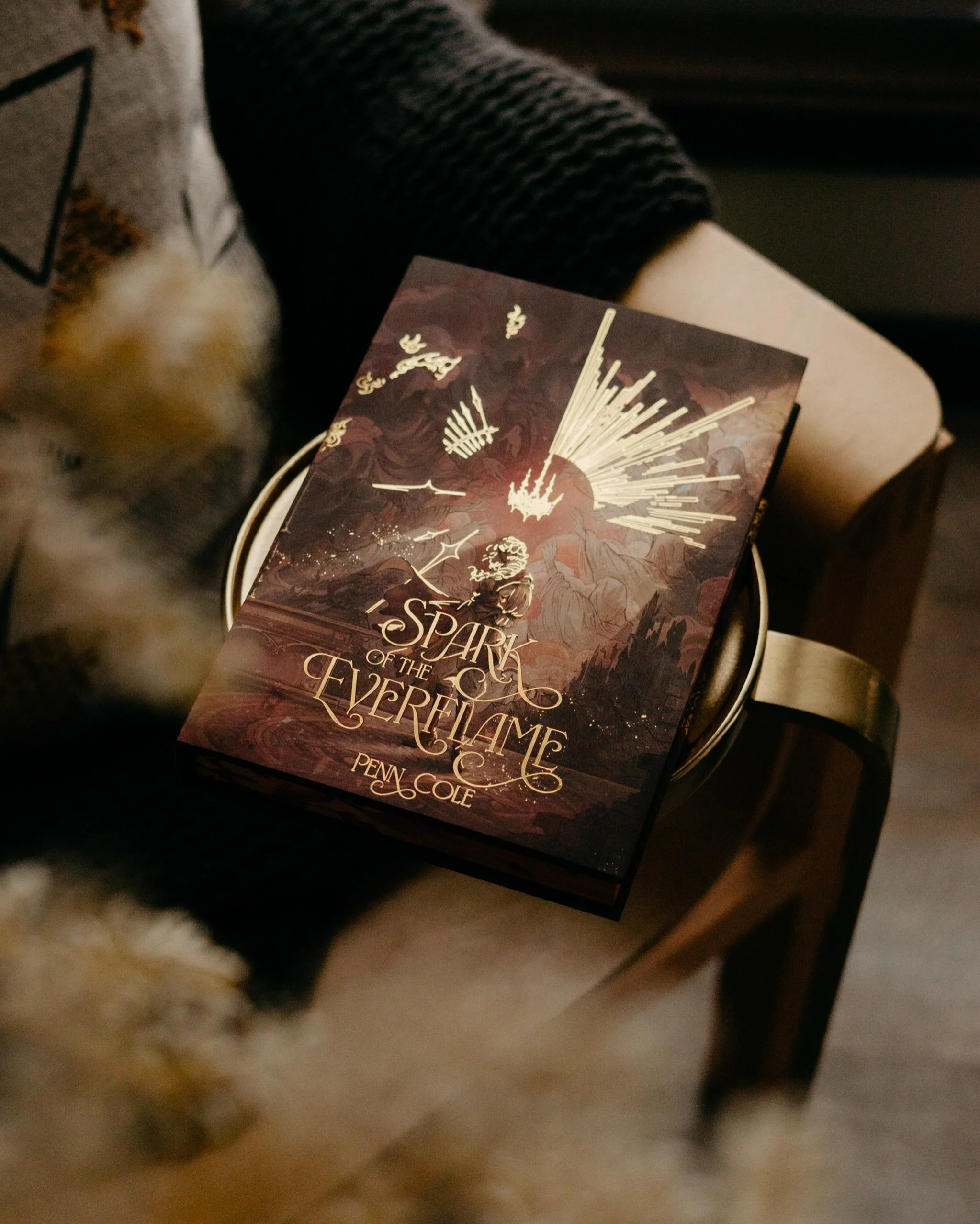 When the foil is foiling 🤩
⠀⠀⠀⠀⠀⠀⠀⠀⠀
Serving your daily dose of shine courtesy of the amazing humans of @the.arcane.society and @danlinz_art 💫 They gone done it right when they created this special edition of Spark of the Everflame by @authorpennco