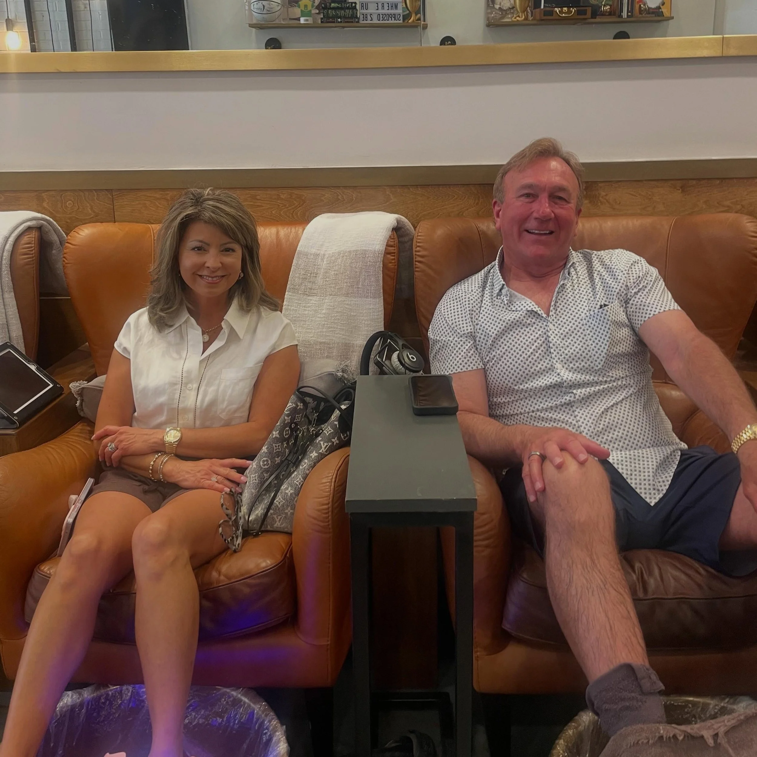 Couples that self-care together, stay together 👣💕Come by @pinktoesnailbar and bring your favorite person with you!