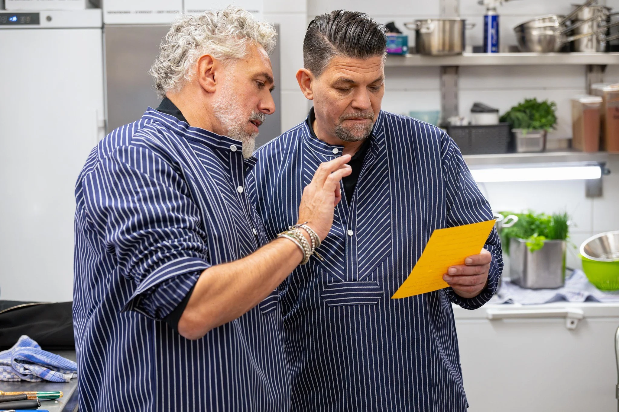Der Norden und das Fischerhemd - aus unserer Erfahrung wissen wir: Das geh&ouml;rt einfach zusammen. ⚓ Sch&ouml;n, dass @timmaelzer_official  und @roland_trettl  das auch so sehen.

📺 Sonntag, 11.01. | 20:15 Uhr | @vox | Malzer &amp; Trettl
liefern 
