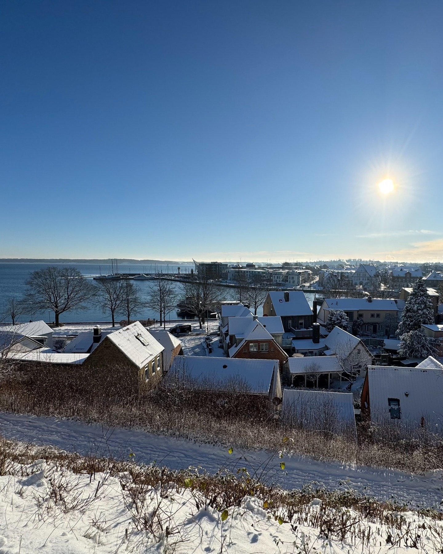 Eckernf&ouml;rde im Winterglanz. ❄️✨

Die perfekte Kulisse f&uuml;r einen Spaziergang. Das passende Outfit daf&uuml;r finden Sie bei uns in der Langebr&uuml;ckstra&szlig;e.

#KrafftLorenzen #eckernf&ouml;rde #wintermode #ostsee #traditionshaus