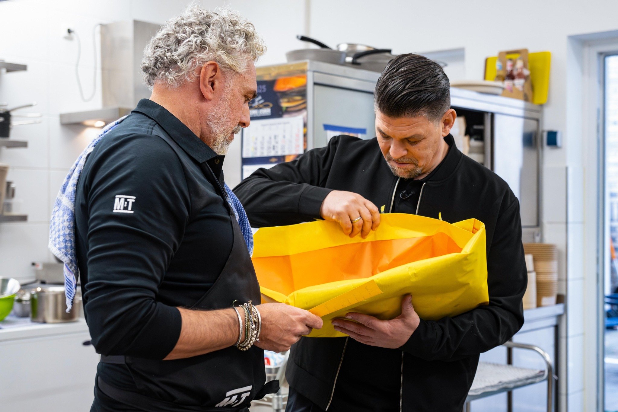 Die Katze ist aus dem Sack! 😼🎁 ... oder besser gesagt: Die Fischerhemden.

Wir haben uns riesig gefreut, dass Tim und Roland unseren Willkommensgru&szlig; gestern direkt zum Start der Sendung ausgepackt haben.

Danke an das ganze Team von @vox  f&u