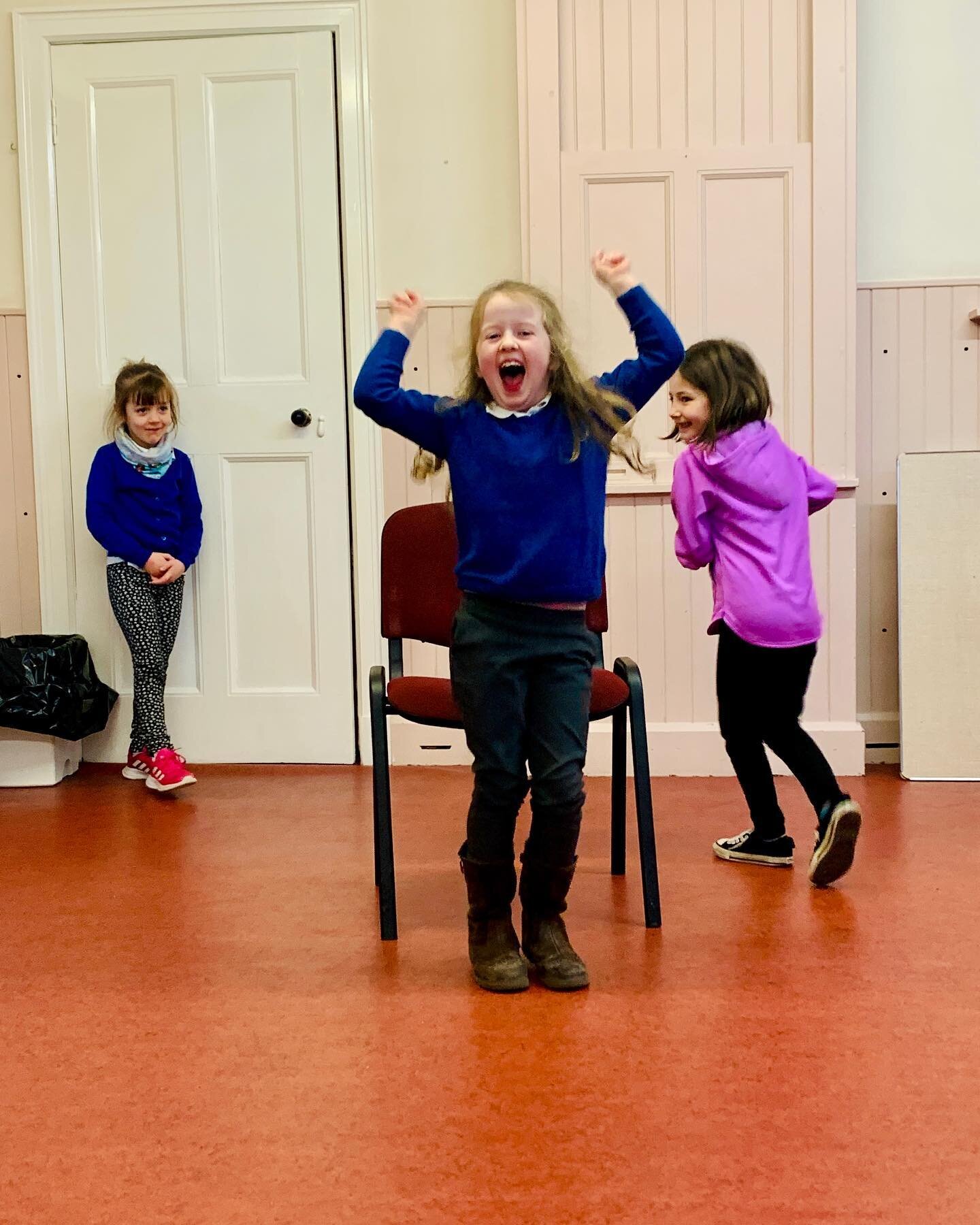 What a brilliant first week with this lovely bunch!🤩🫶🏻 Was so nice to meet our new younger students in Morningside on Friday! Here are a few of them trying out their acting in a fun game, while making everyone in the room laugh!☺️🎭 We are looking