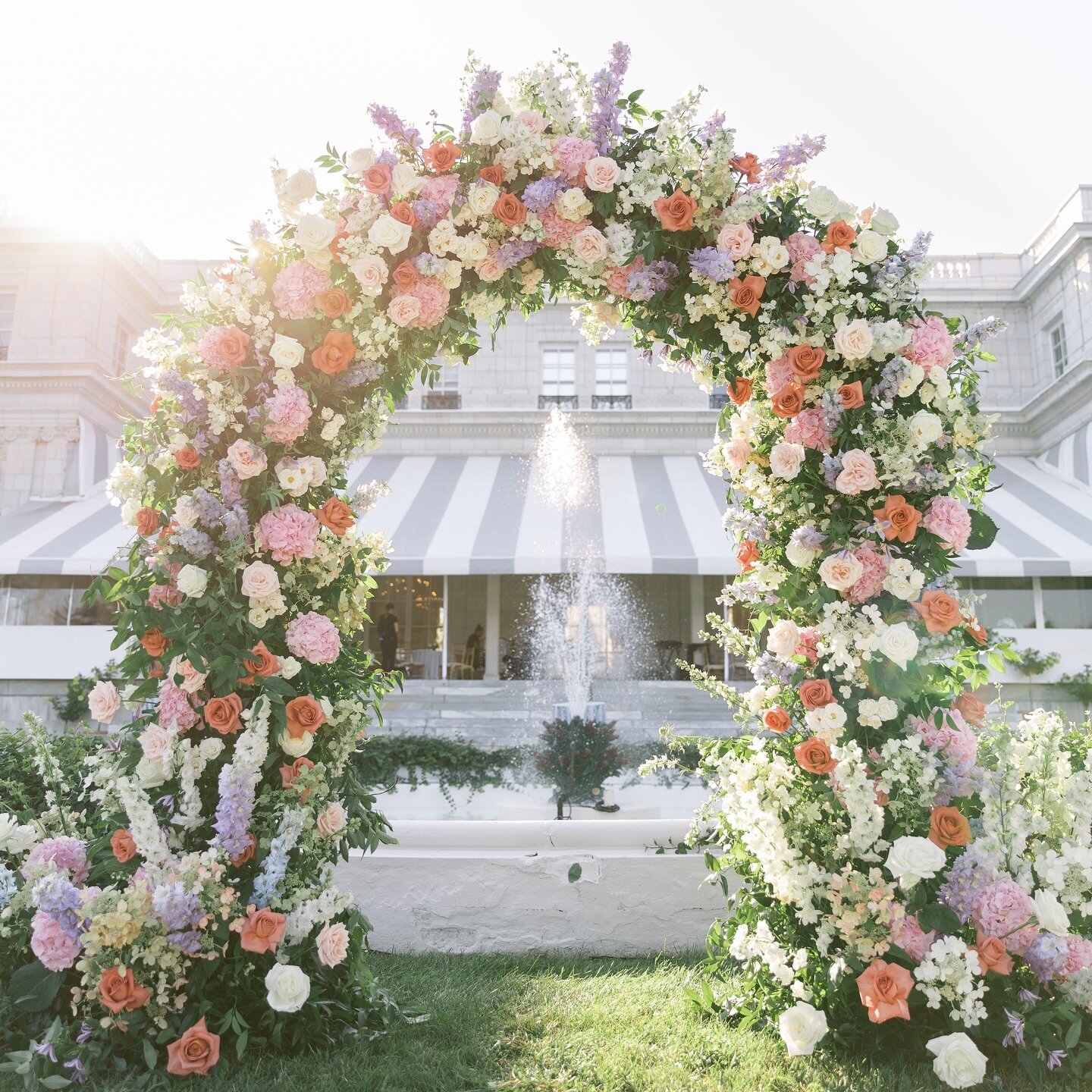 Golden hour = our favorite hour✨

Photographer // @brookenashphoto 
Planning + Design // @infiniteevents_ 
Florals // @stoneblossom