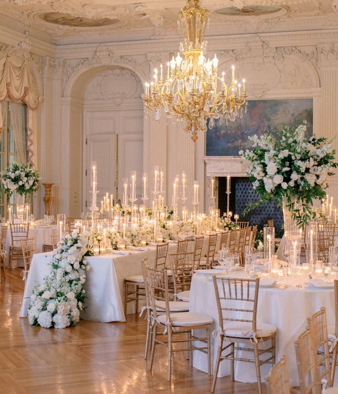 Our team created a magical ambiance at the historic Rosecliff Mansion by pairing an abundance of romantic candlelight with stunning florals✨Tables with cascading florals and high arrangements added dimension and elegance, creating a captivating exper