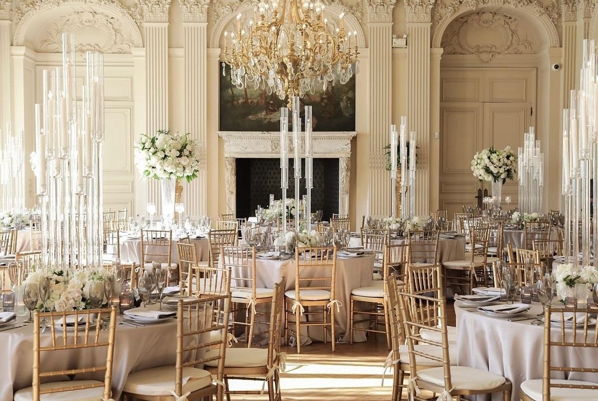 With the enchanting combination of candlelight and florals, Rosecliff's beauty ascends to unparalleled heights. Time seems to stand still in this timeless space, as the soft glow of candles and the vibrant hues of blossoms intertwine, enveloping gues