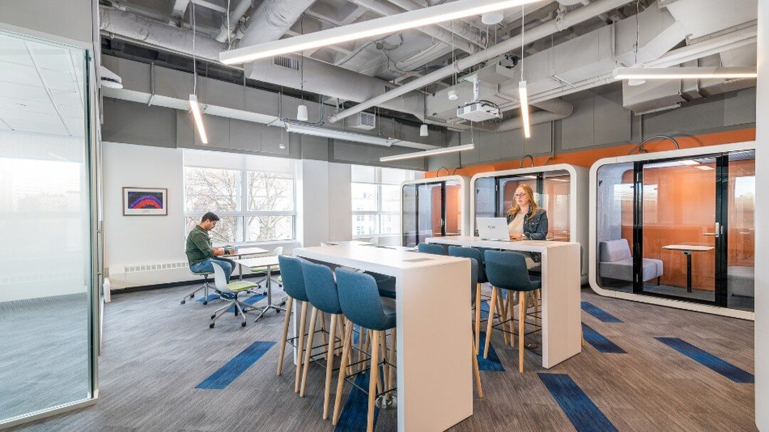 Northeastern University&rsquo;s newly renovated academic advising center in the Richards building was reimagined by isgenuity post-pandemic to maximize interaction opportunities for students and staff. Branded wall graphics, huddle rooms, and phone b