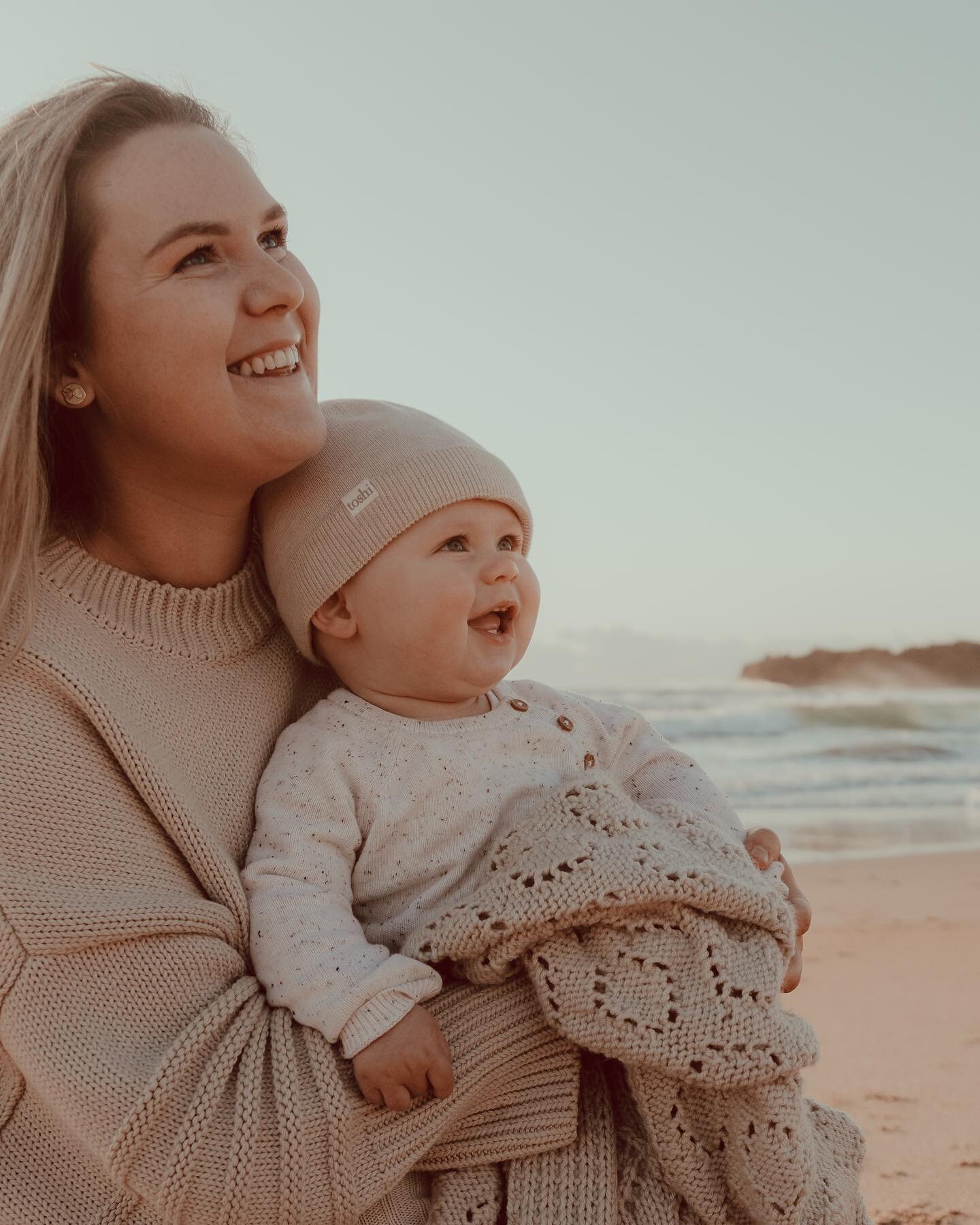 Sunday Morning ☼ I was up niceeee and early to cruise up the coast to meet this beautiful family! Ruby, Patrick and their gorgeous little Angus!! And of course, their fur babes Elsa + Marli! ♡ What a stunning morning it was! We had sunshineeee, uh! A