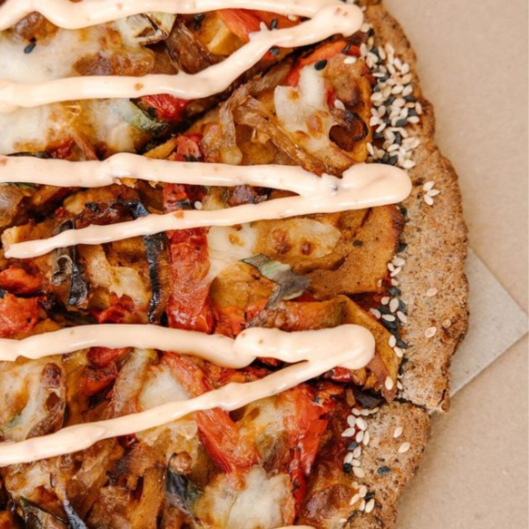 Delicious Peri-Peri Chicken on our low-carb base. Who knew cutting carbs could look this good? 🍕