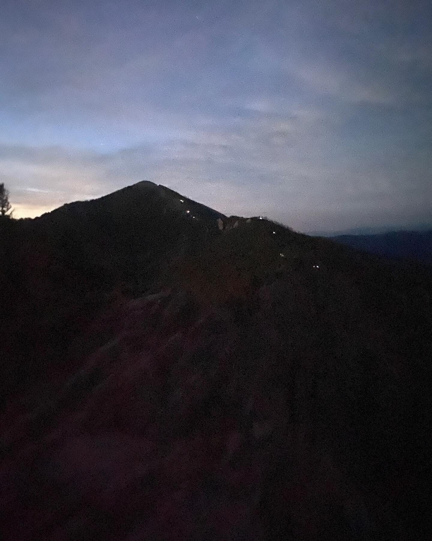 Headlamps heading up to Baldy Peak for last nights Full Moon run 😍🙌 so cool. Thanks to all who came out, and @thefreeoutside for leading the crew.

Next up, Mount Blackmore with @ejbrew 

📸 @thefreeoutside 

#bozemanrunclub #baldypeak #bozeman #bo