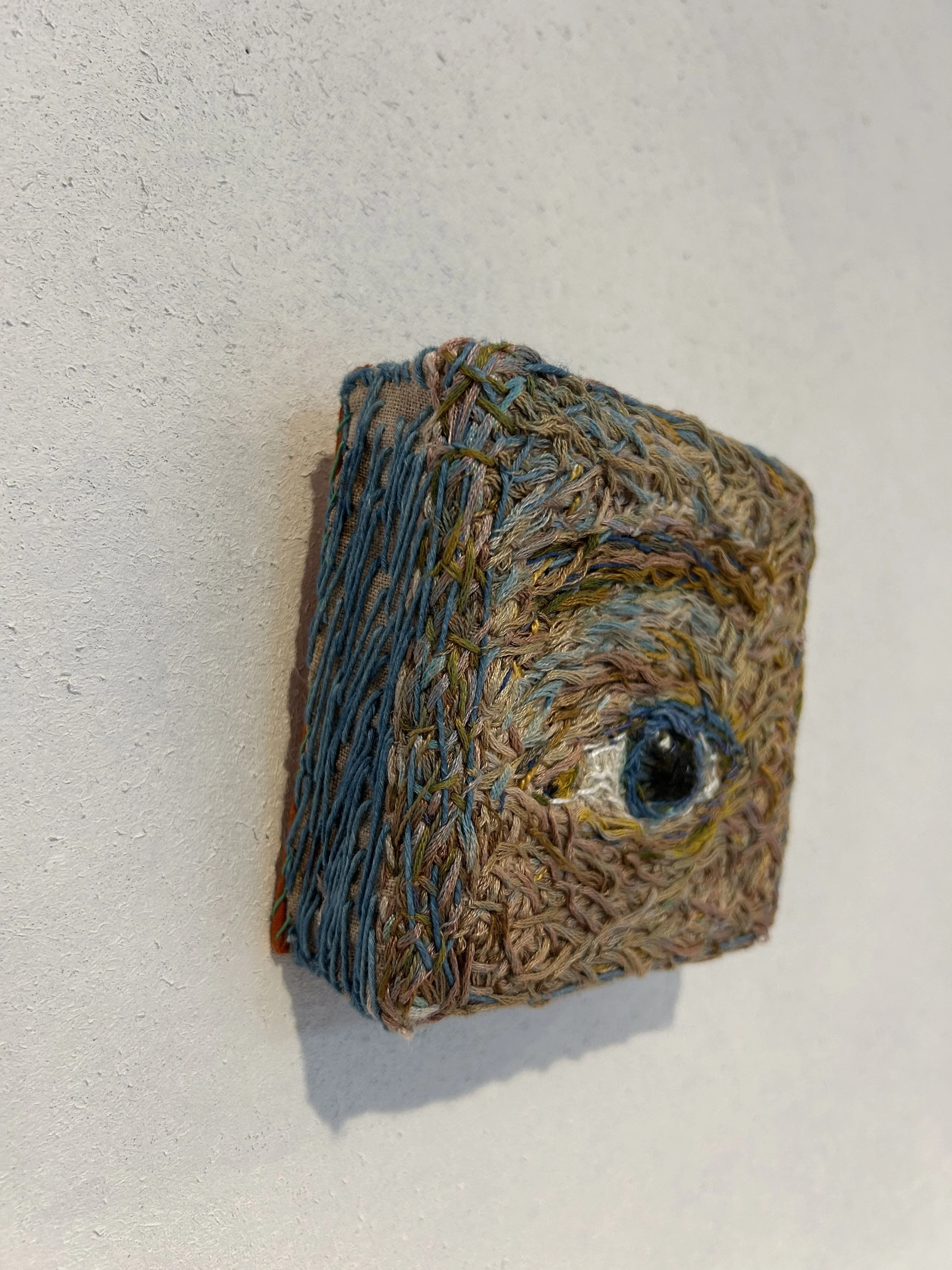 Facial_recognition_handembroidery_320_Liv_Enqvist.jpg