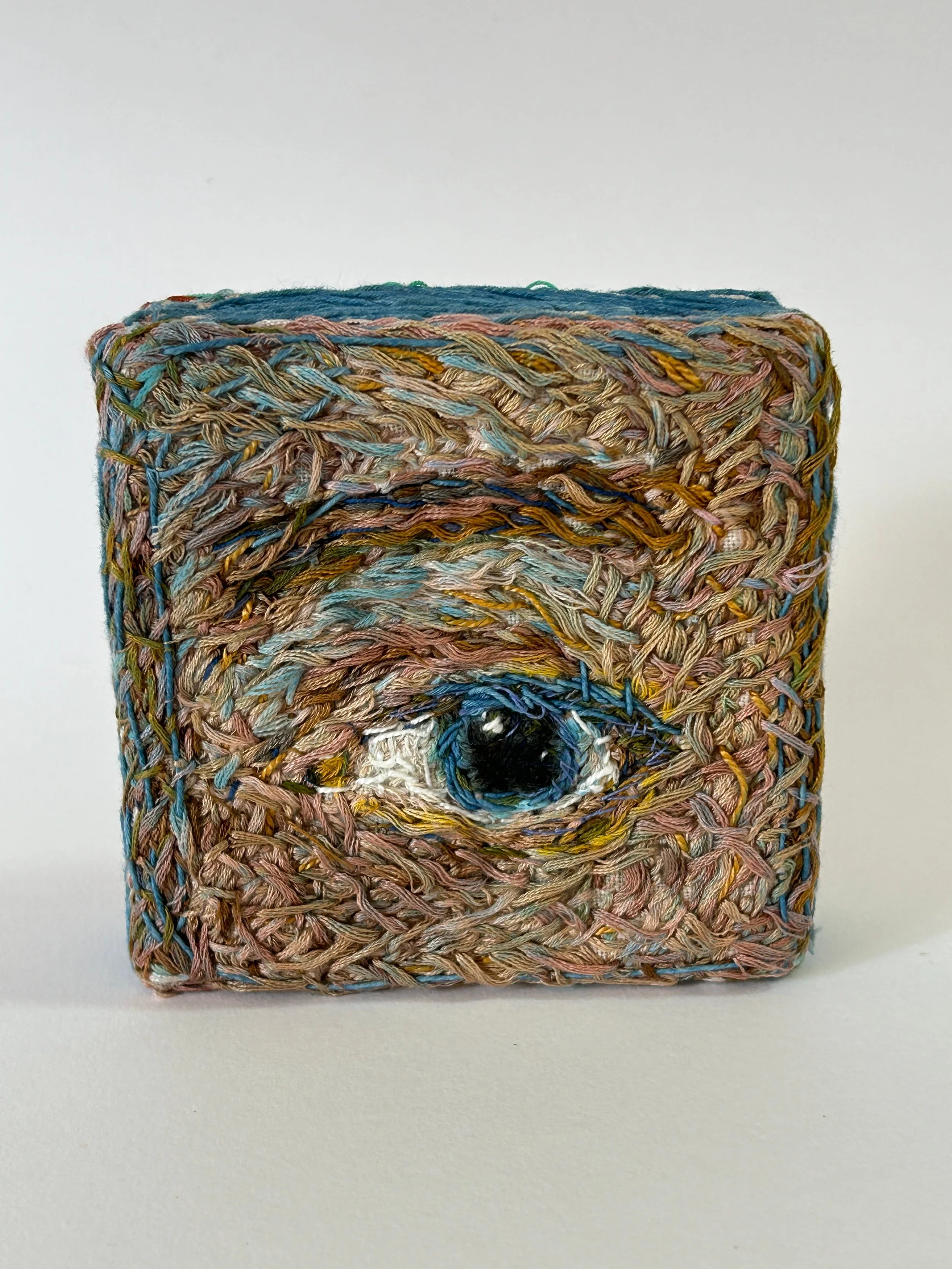 Facial_recognition_handembroidery-cotton_300_Liv_Enqvist.1.jpg