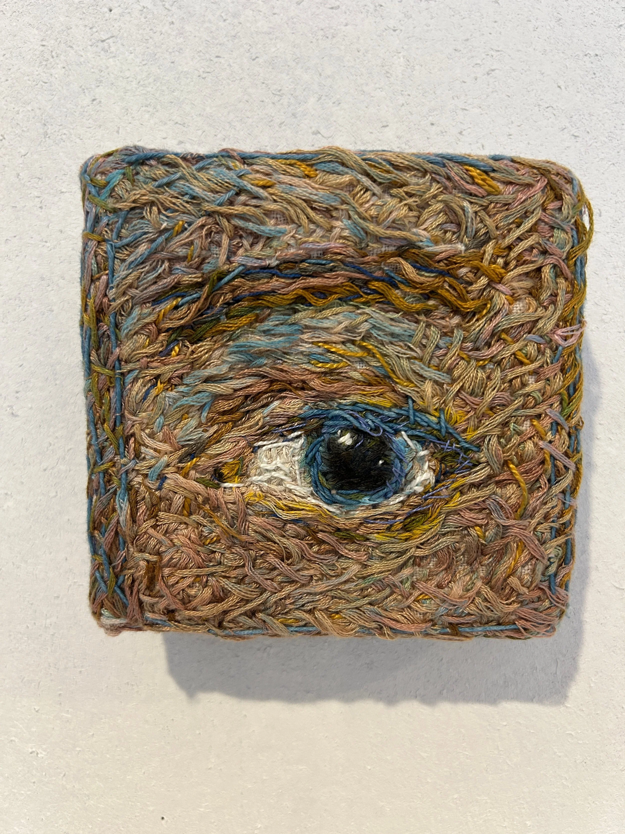 Facial_recognition_handembroidery_300_Liv_Enqvist.jpg
