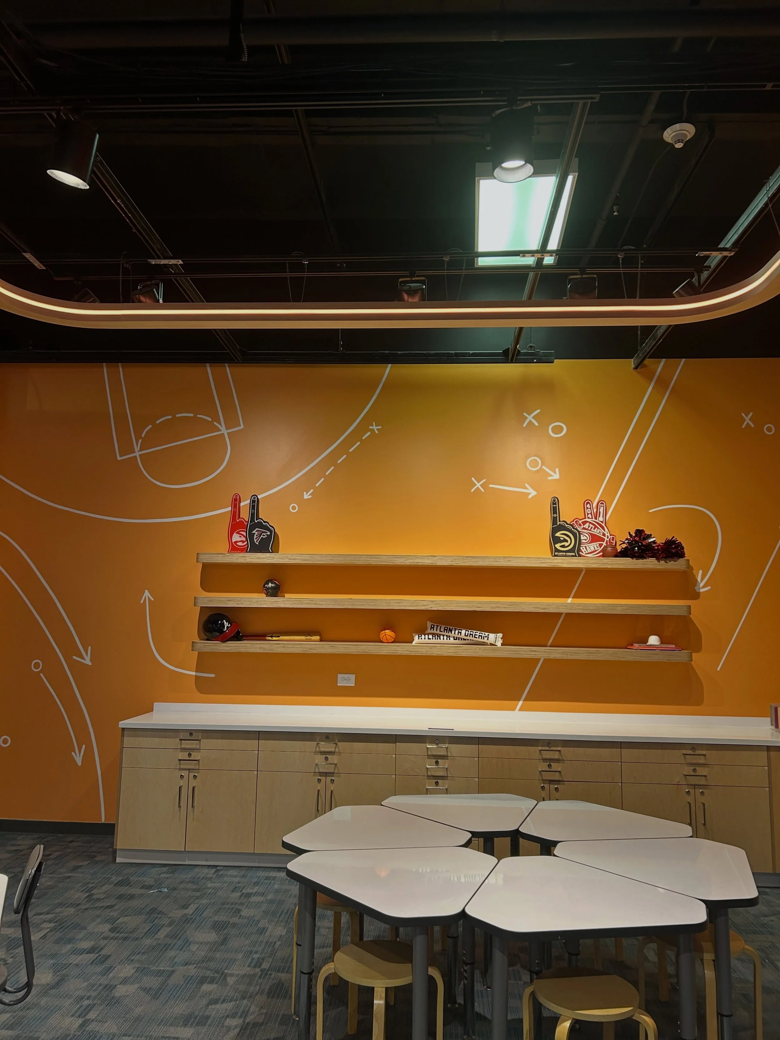 Spent a few days in Atlanta last week painting inside the new children&rsquo;s exhibit at the @atlantahistorycenter 🏀⚾️

Not my design, but had a lot of fun bringing it to life by hand!
.
.
.
#muralartist #publicart #muralart #artistsoninstagram #ar