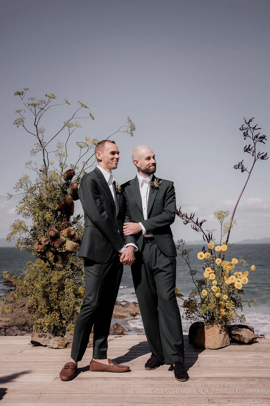 stunning textural ceremony arrangement at Hamptons on the Bay Tasmania. Seasonal wedding elopement flowers