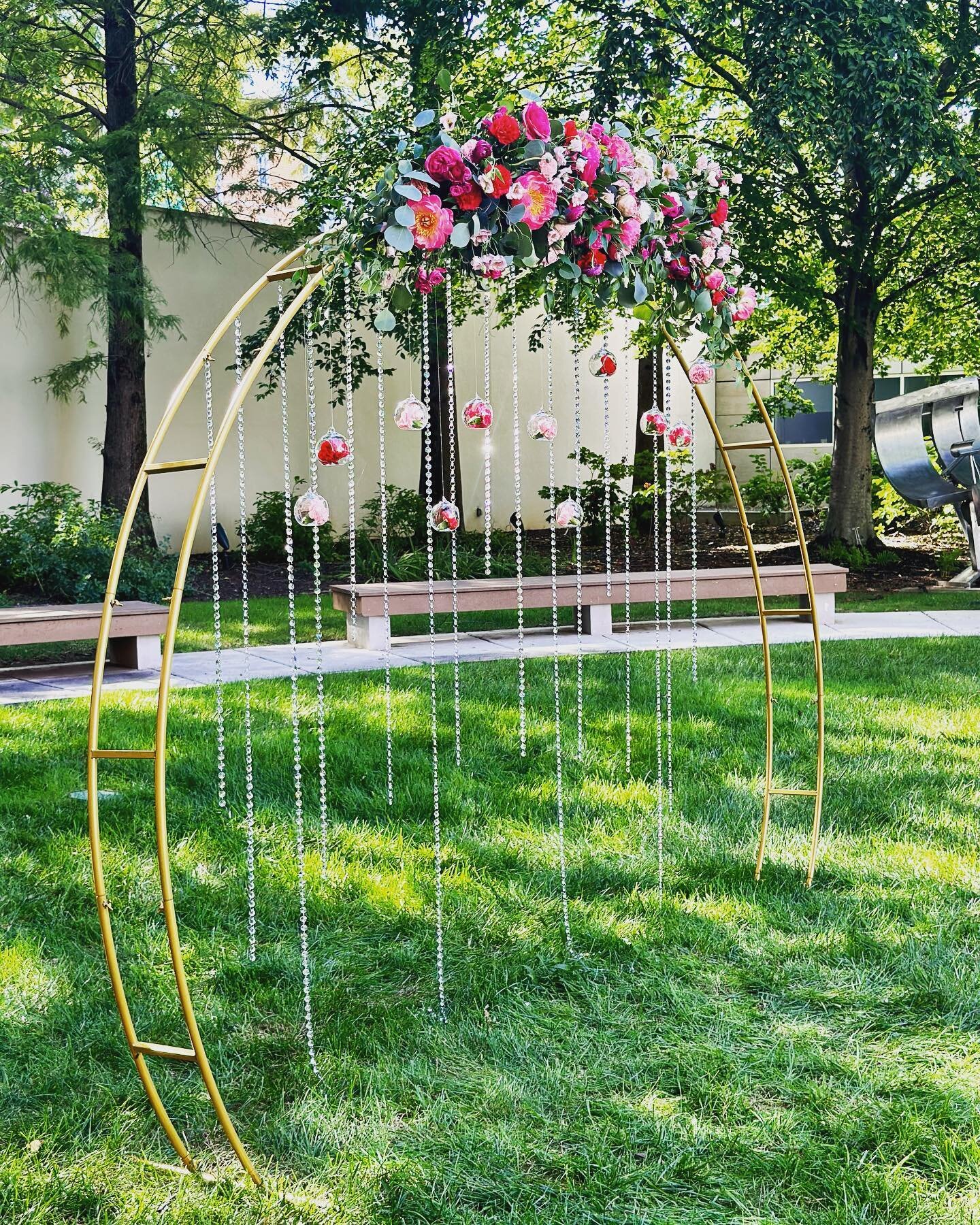 Still swooning over this arbor! We loved being able to help bring Jenny&rsquo;s vision to life! 

⛪️ @knoxart 
💐 @echelonflorist