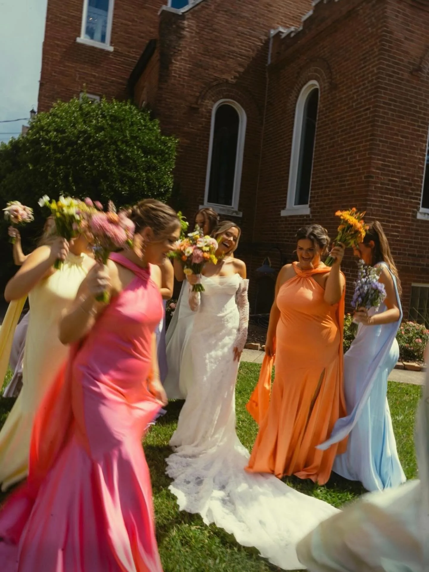Re are so ready to see all of the beautiful spring and summer COLOR this season! 

💒 @thehistoricchattanooga 
📷 @ruthanne.photography 
💐 @creeksideflowerfarm