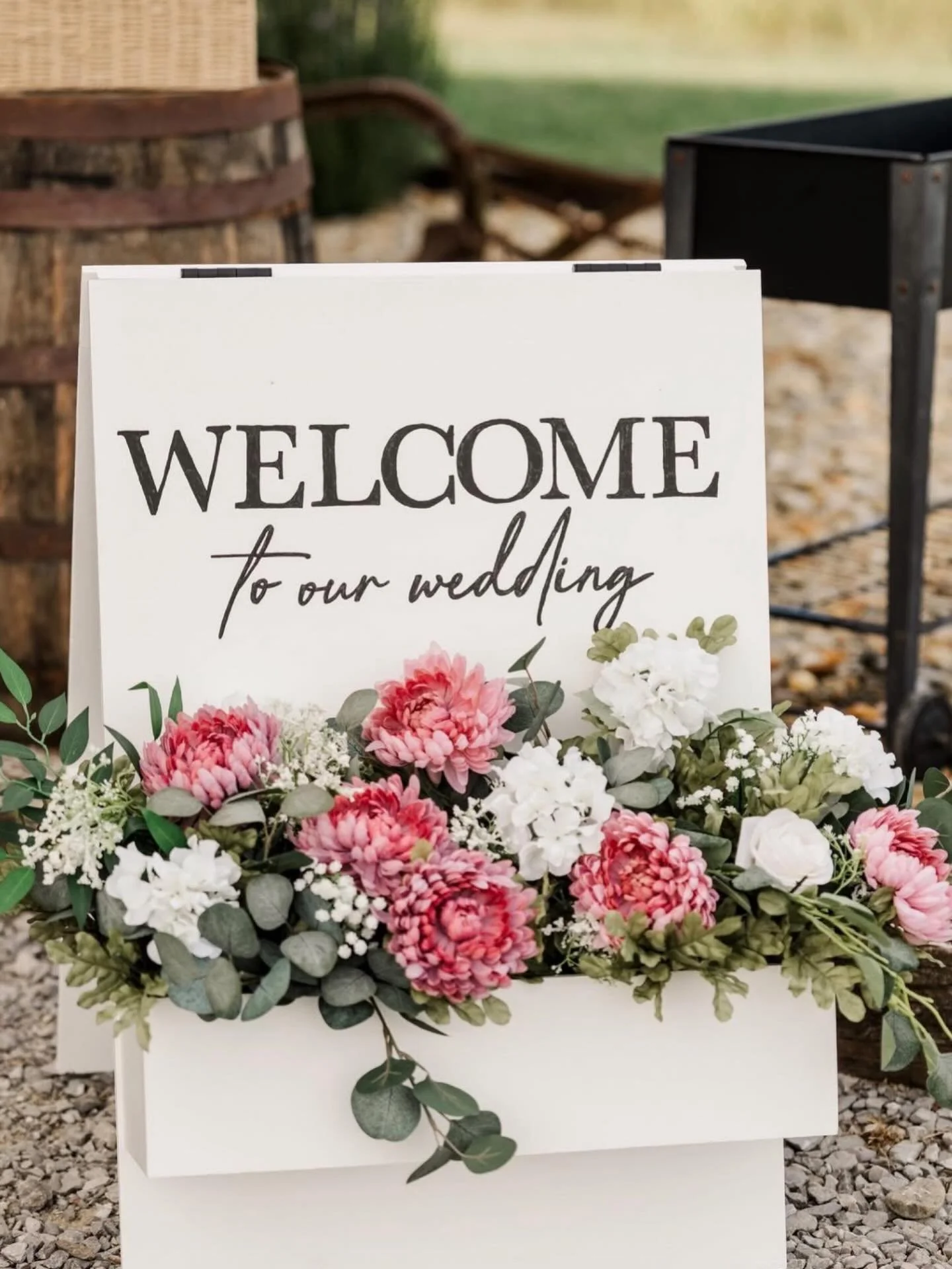 Welcome to wedding season! Our calendar kicks off in &ldquo;full bloom&rdquo; this weekend! 👰&zwj;♀️💐 
📷 @nunnphotography 
💒 @thelakeatwillowoaks 

#eastennesseeweddings #weddingcoordinator #tennesseewedding