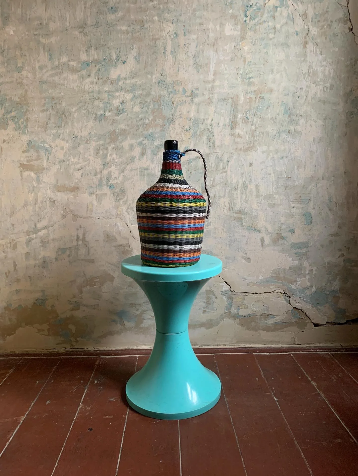 🩵
Turkiz szinu muanyag pille szek, atmeroje 30 cm, magassaga 40 cm &bull; 4000 ft
Csikos drotfonatos banyasz uveg drot fogoval, magassaga 36 cm &bull; 5000 ft