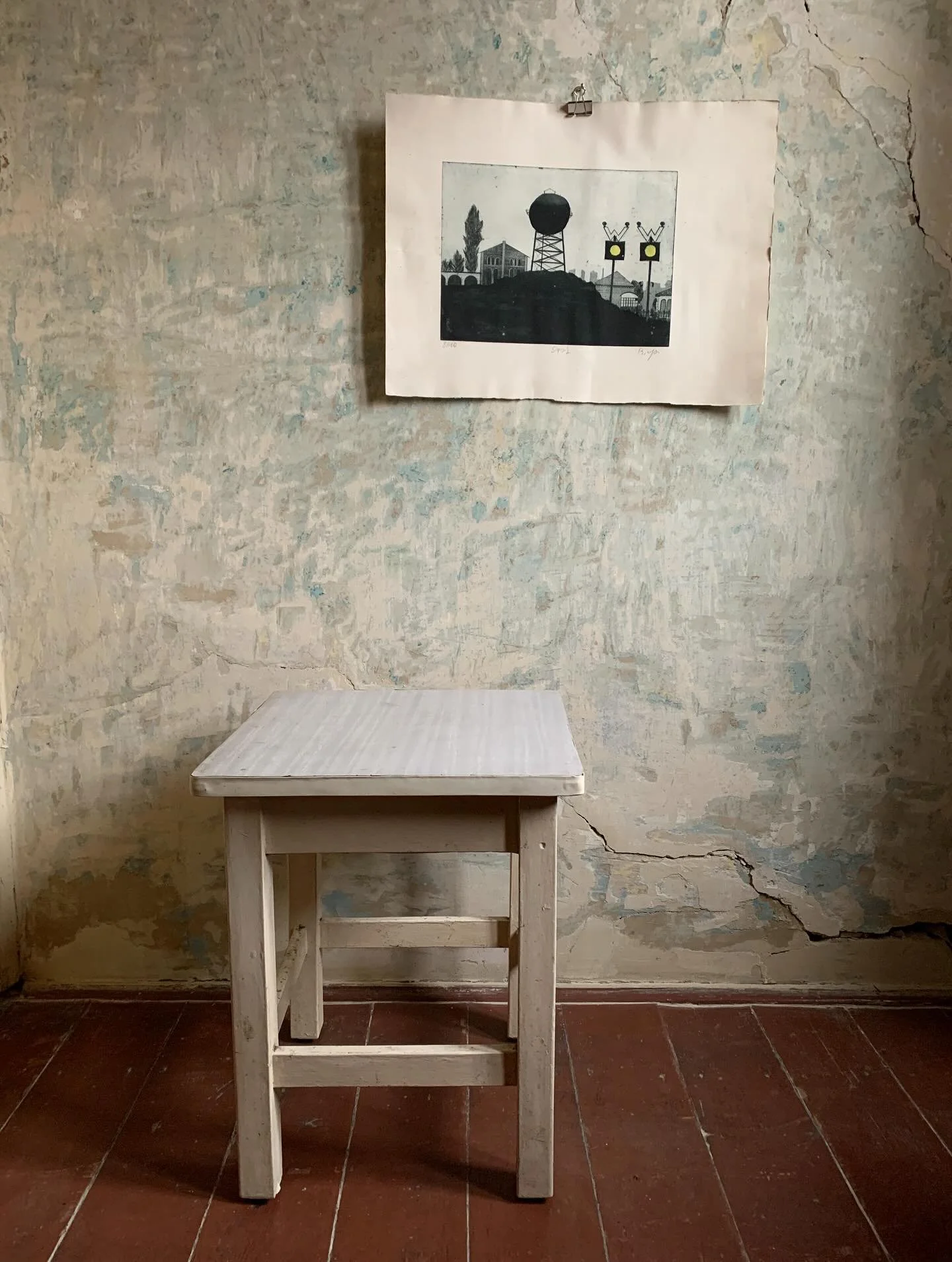 🚂 
Feher fa hokedli linoleum felso resszel , 40x40x50 cm &bull; 4000 ft Hollohaza
Szines rezkarc. Cime: Depot. Papiron, keret nelkul. Szamozott 8/100. Merete 23x32 cm &bull; 13000 ft