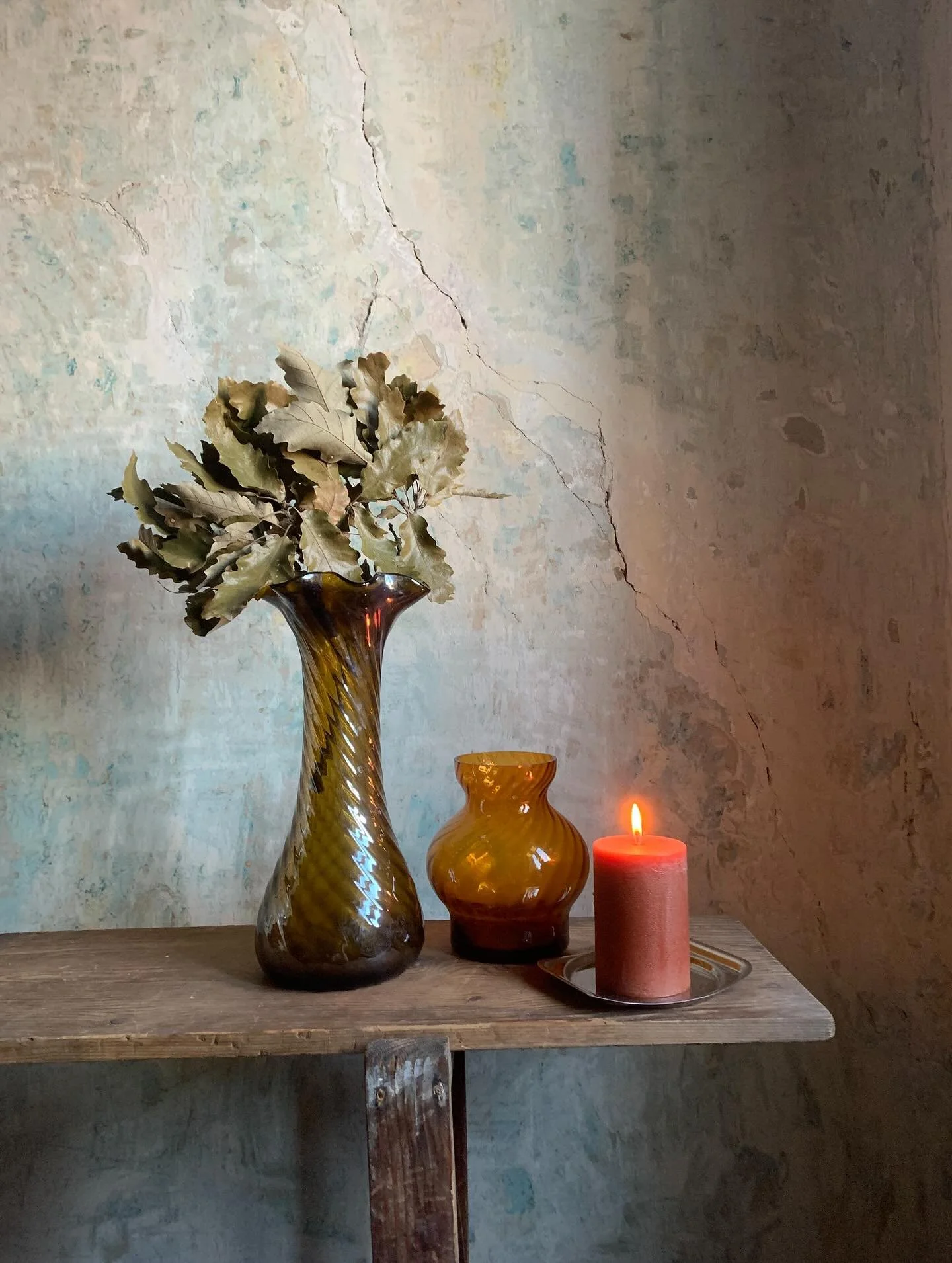 🧡 
Hosszukas borostyan szin uveg vaza, csavart mintaval, magassaga 31 cm &bull; 4000 ft
Borostyan szin vaza, szajan apro lepattanas, magassaga 16 cm &bull; 4000 ft
Negyzetes fem talca, 14x12 cm &bull; 4000 ft