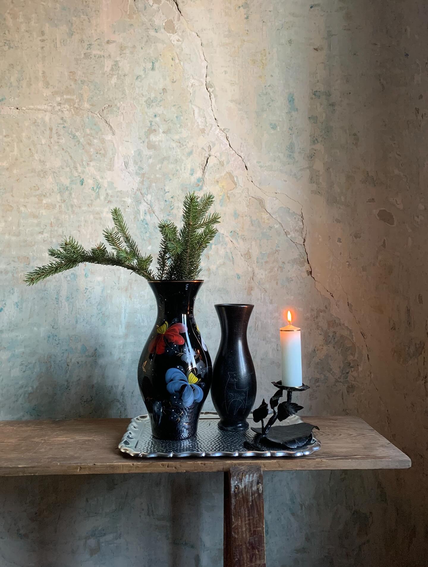 🖤 
Fekete uveg vaza festett viragokkal, magassaga 30 cm &bull; 4000 ft
Keramia vaza szarvasokkal es fenyofakkal, kopott, magassaga 25 cm &bull; 4000 ft
Fekete, levelekkel diszitett vas gyertyatarto, 17x11 cm &bull; 4000 ft
Fem talca izgalmas felulet