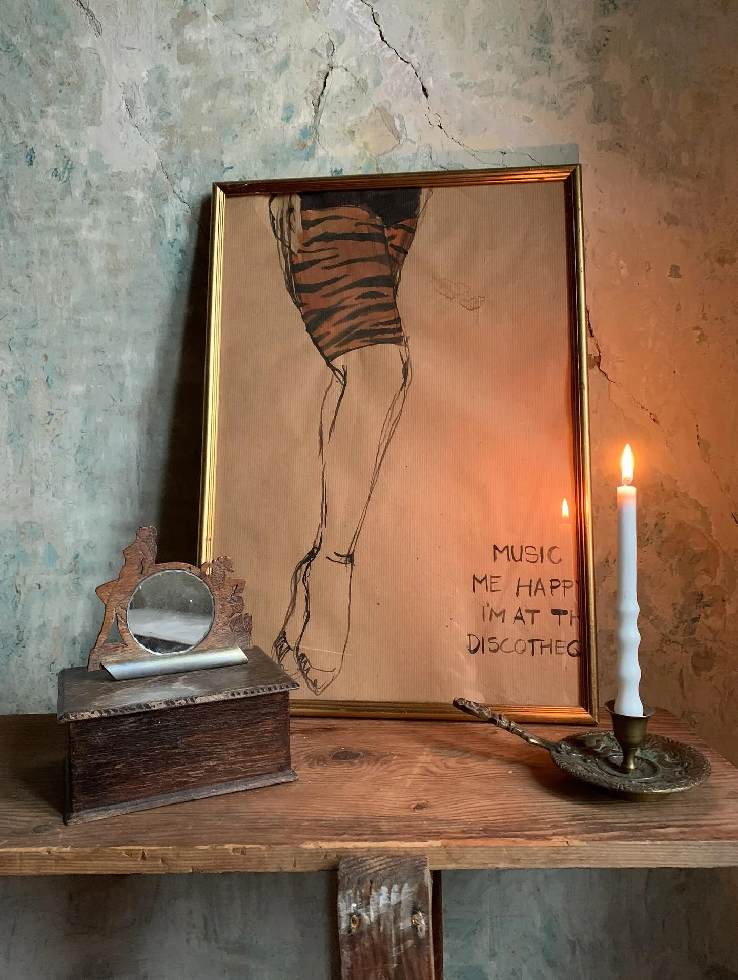 🐅 
Fa doboz a tetejen noalakkal es torpevel, ragasztott tukorrel, a belseje textillel belelt, aljan tukor, 16x16x12cm a dekoracioval, a doboz 7 cm magas &bull; 6000 ft 
Hordozhato gyertyatarto, gazdagon diszitett a negy evszak jeleneteivel &bull; 60