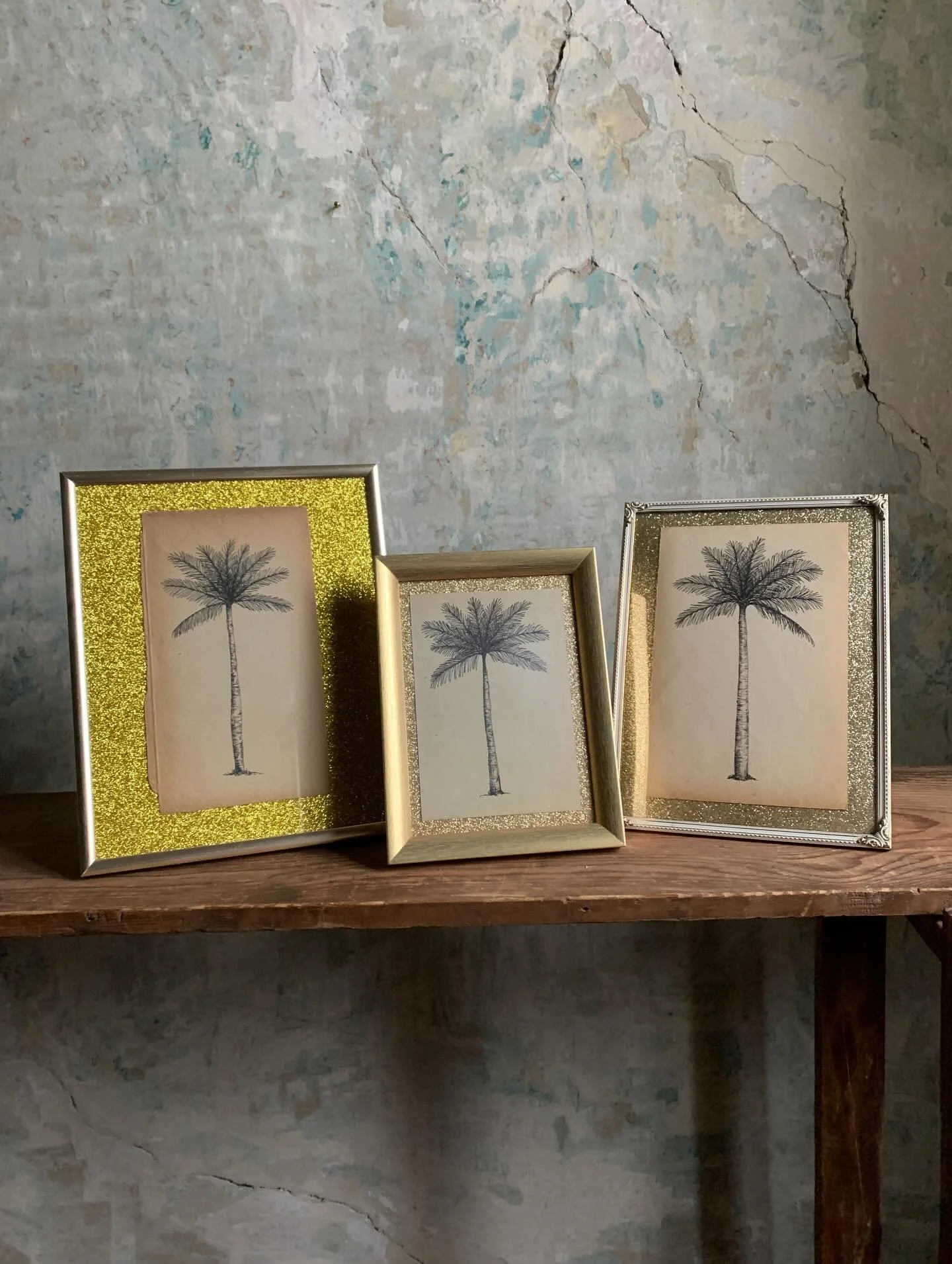 🌴 
P&aacute;lmafa. Tollrajz illusztraci&oacute; glitter h&aacute;tt&eacute;rrel, f&eacute;m keretben, &uuml;vegezett.M&eacute;rete: 24x18 cm&nbsp;&bull; 12000 ft 
P&aacute;lmafa. Tollrajz illusztraci&oacute; glitter h&aacute;tt&eacute;rrel, arany sz