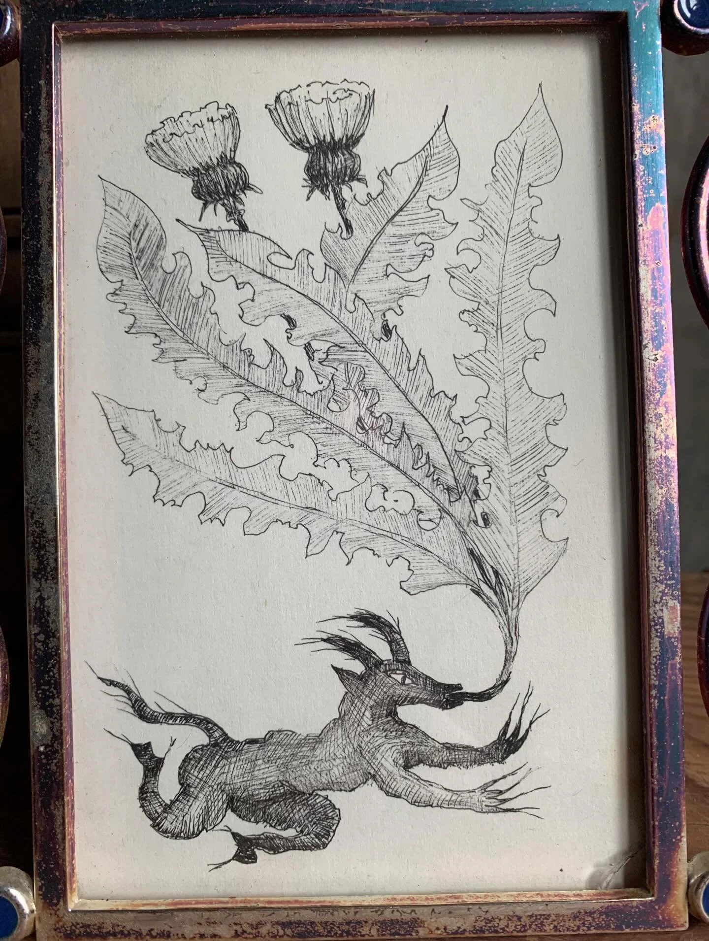 😈 
Pitypang k&iacute;gy&oacute;val. Tollrajz illusztraci&oacute; pap&igrave;ron, r&eacute;gi, pr&eacute;selt viragokkal d&iacute;sz&iacute;tett keretben.&nbsp;M&eacute;rete: 21.5x18 cm&nbsp;&bull; 13000 ft 
Bog&aacute;ncs &ouml;rd&ouml;ggel. Tollraj