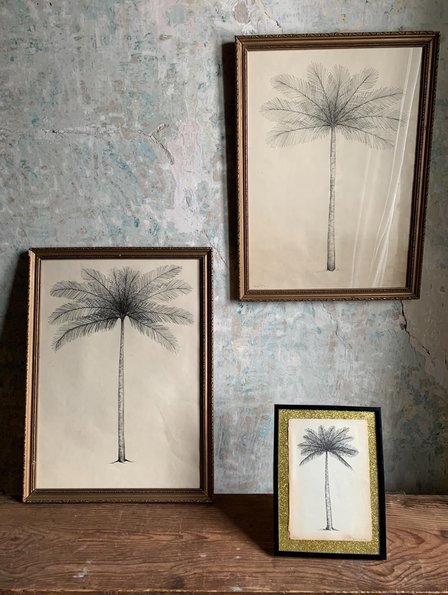 🌴 
P&aacute;lmafa. Tollrajz illusztraci&oacute; glitter h&aacute;tt&eacute;rrel, f&eacute;m keretben, &uuml;vegezett. M&eacute;rete: 24x18 cm &bull; 12000 ft
P&aacute;lmafa. Tollrajz illusztraci&oacute; pap&igrave;ron, aranyozott fa keretben, &uuml;