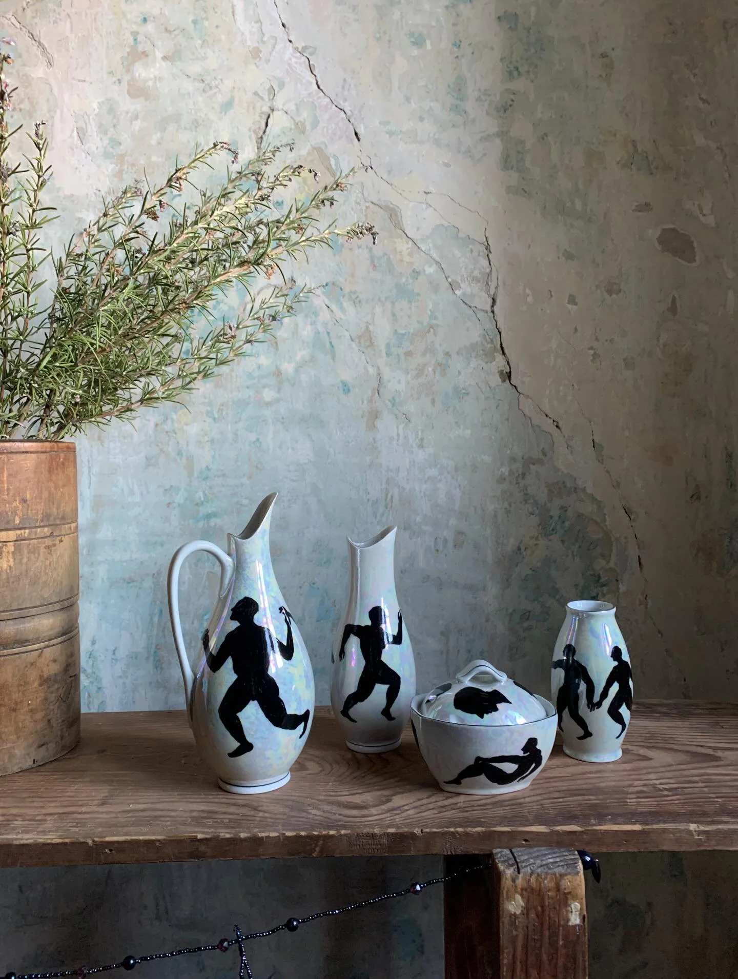 🪩 
L&uuml;szteres porcelan v&aacute;za festett f&eacute;rfi alakokkal, magassaga 21 cm &bull; 10000 ft 
L&uuml;szteres porcelan v&aacute;za festett f&eacute;rfi alakokkal, magassaga 18 cm &bull; 9000 ft 
L&uuml;szteres porcelan v&aacute;za festett f