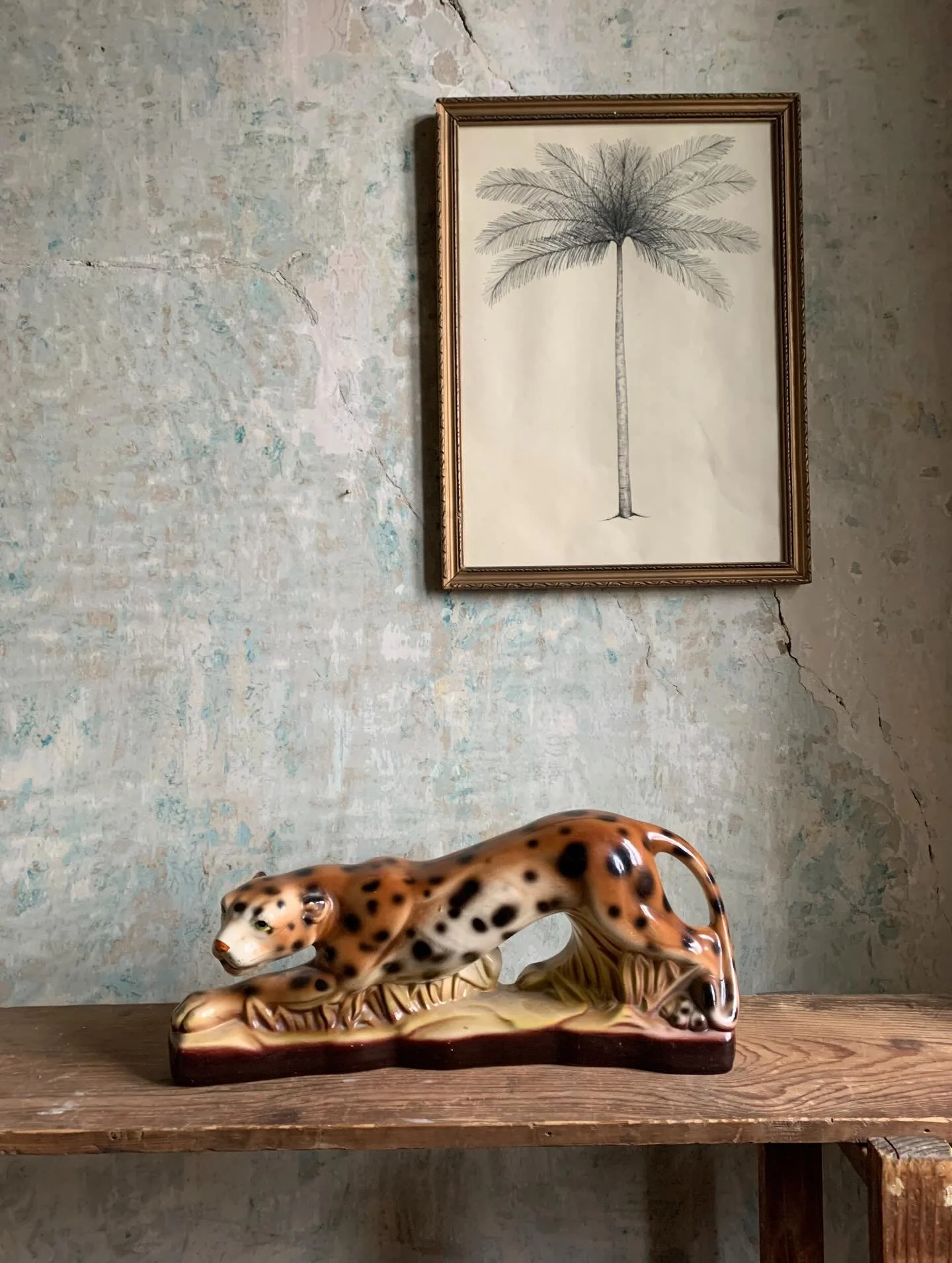 🐆 
Leopard figura meleg t&oacute;nusokkal. 43x18x12 cm &bull; 21000 ft 
P&aacute;lmafa. Tollrajz illusztraci&oacute; pap&igrave;ron, aranyozott fa keretben, &uuml;vegezett. M&eacute;rete: 51x39 cm &bull; 25000 ft