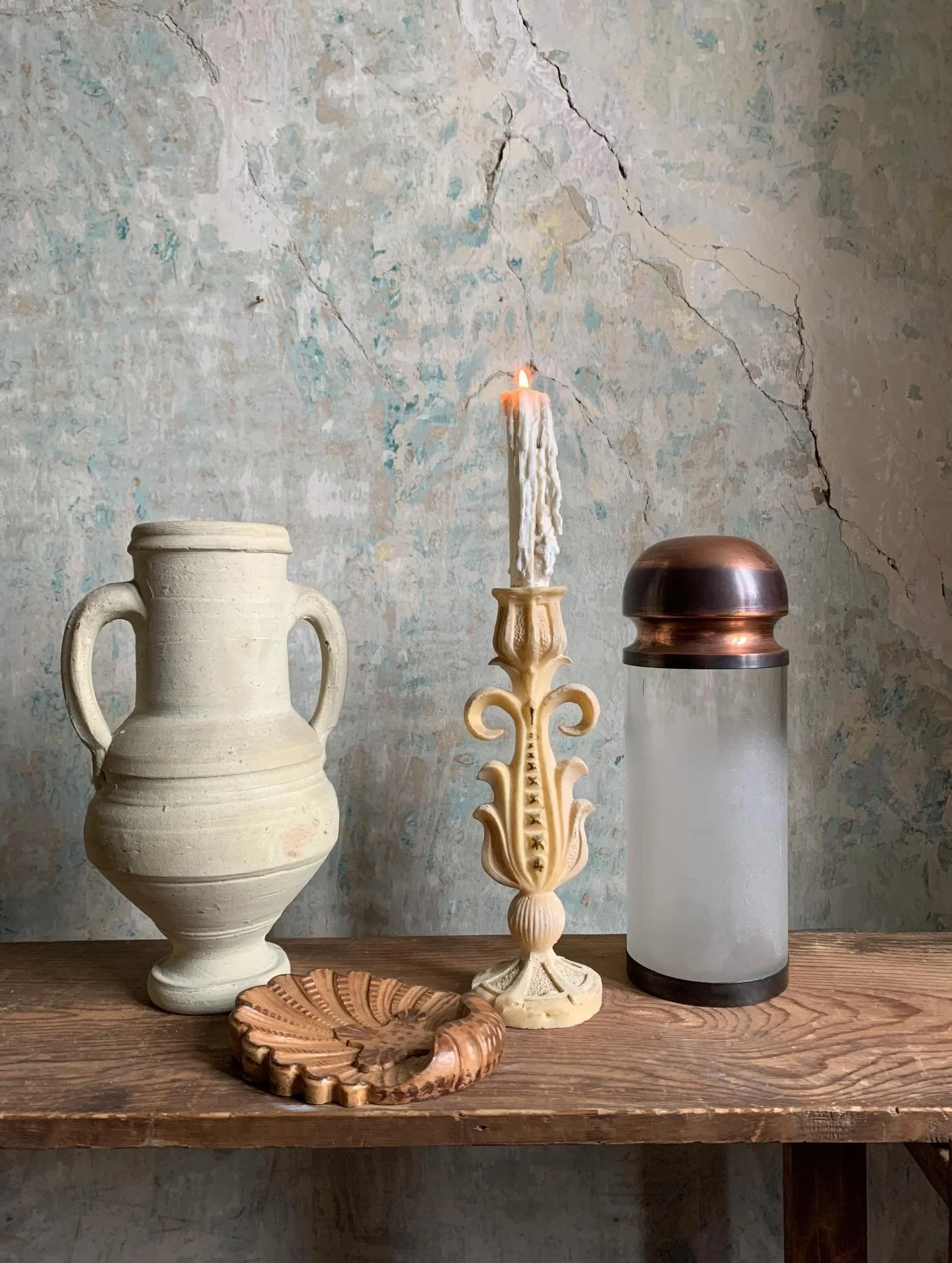 🤍 
Vilagos szinu keramia ed&eacute;ny k&eacute;t fog&oacute;val, magassaga 29 cm &bull; 4000 ft
Reszben homokfutt uveg edeny rez fedővel &eacute;s aljjal, magassaga 27 cm &bull; 6000 ft
Műgyanta gyertyatarto, magassaga 25 cm &bull; 4000 ft 
Kagylo a