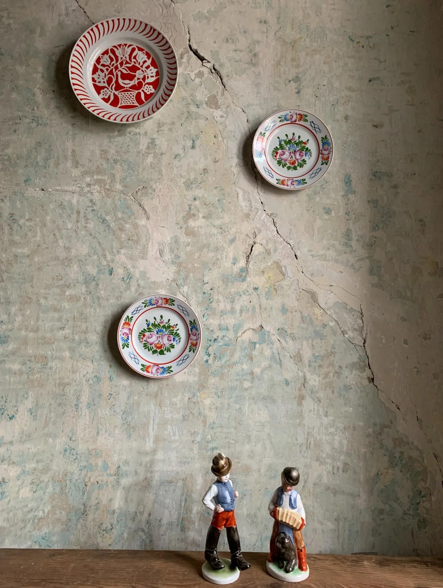 🍽️ 
Herendi porcelan fiu figura, kalapjan a toll serult, magassaga 20 cm &bull; 4000 ft
Bodrogkereszturi keramia figura, harmonikazo fiu puli kutyaval, magassaga 19 cm &bull; 3000 ft
Hollohaza porcelan tanyer, virag mintaval, atmeroje 18 cm , 4000 f