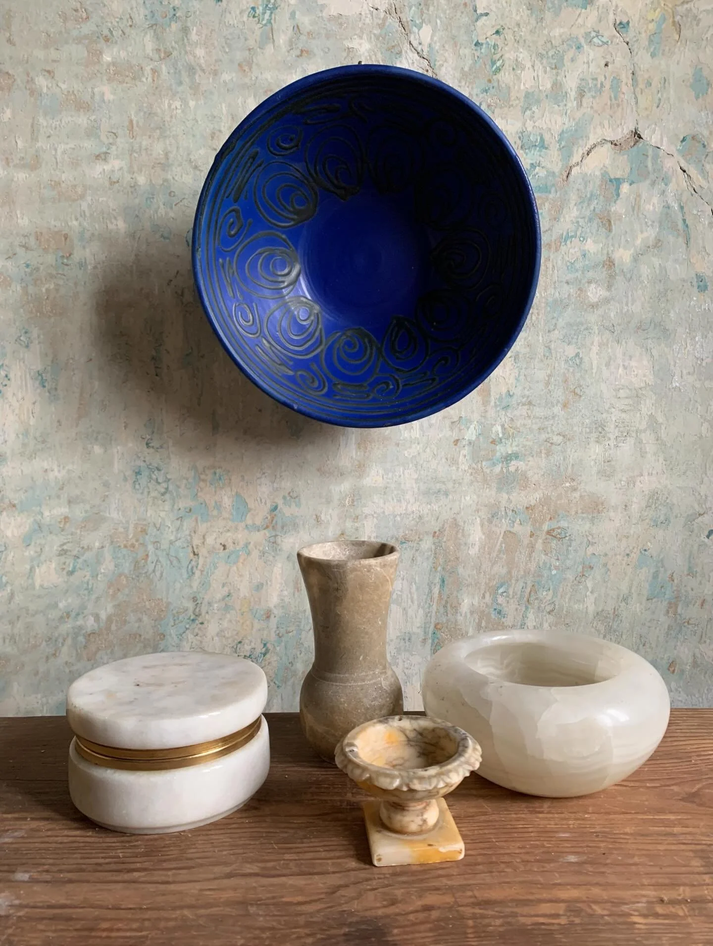 🔵 
Bodrogkereszturi keramia figura, eneklo gyerekek, magassaga 14 cm &bull; 4000 ft
Zsolnay porcelan figura, lany korsoval, magassaga 7 cm 3000 ft 
Festett Granit tanyer, viragokkal es Lillaf&uuml;red felirattal, atmeroje 21 cm &bull; 2000 ft
Alfold