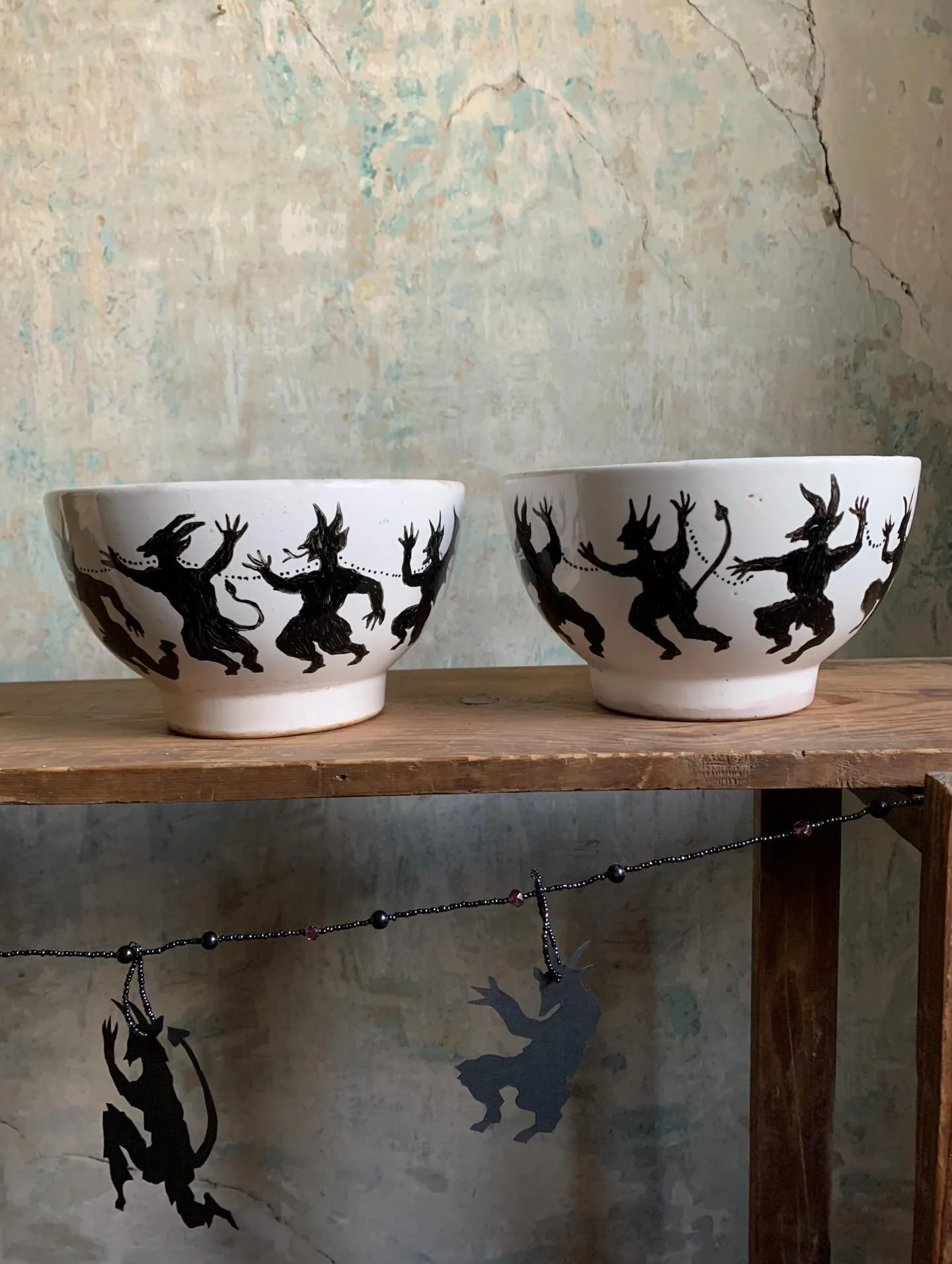 😈 
Kopottas regi Granit keverő t&aacute;lak utolagosan rafestett &ouml;rd&ouml;g&ouml;kkel, nem hibatlanok, magassaguk 12 cm, atmerojuk 20 cm &bull; 9000 ft per darab