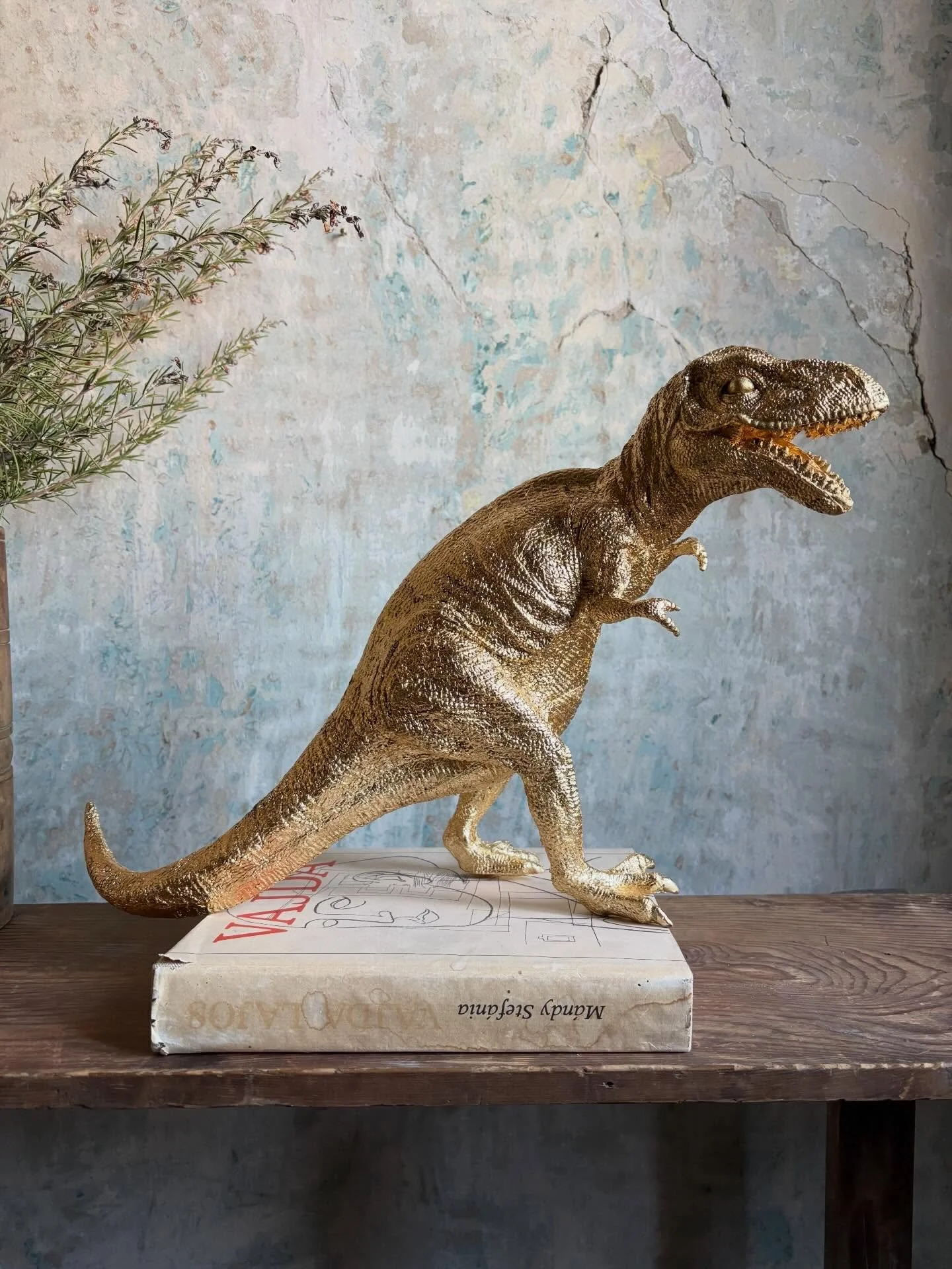 🦖 
Aranyf&uuml;sttel aranyozott Nagy meretű dinoszaurusz figura, 28x45x15 cm &bull; 26000 ft 
M&agrave;ndy Stef&aacute;nia: Vajda Lajos. Monografia rengeteg k&eacute;ppel. 10000 ft 
Fa k&ouml;p&uuml;lő v&aacute;z&aacute;nak, magassaga 25 cm &bull; 6