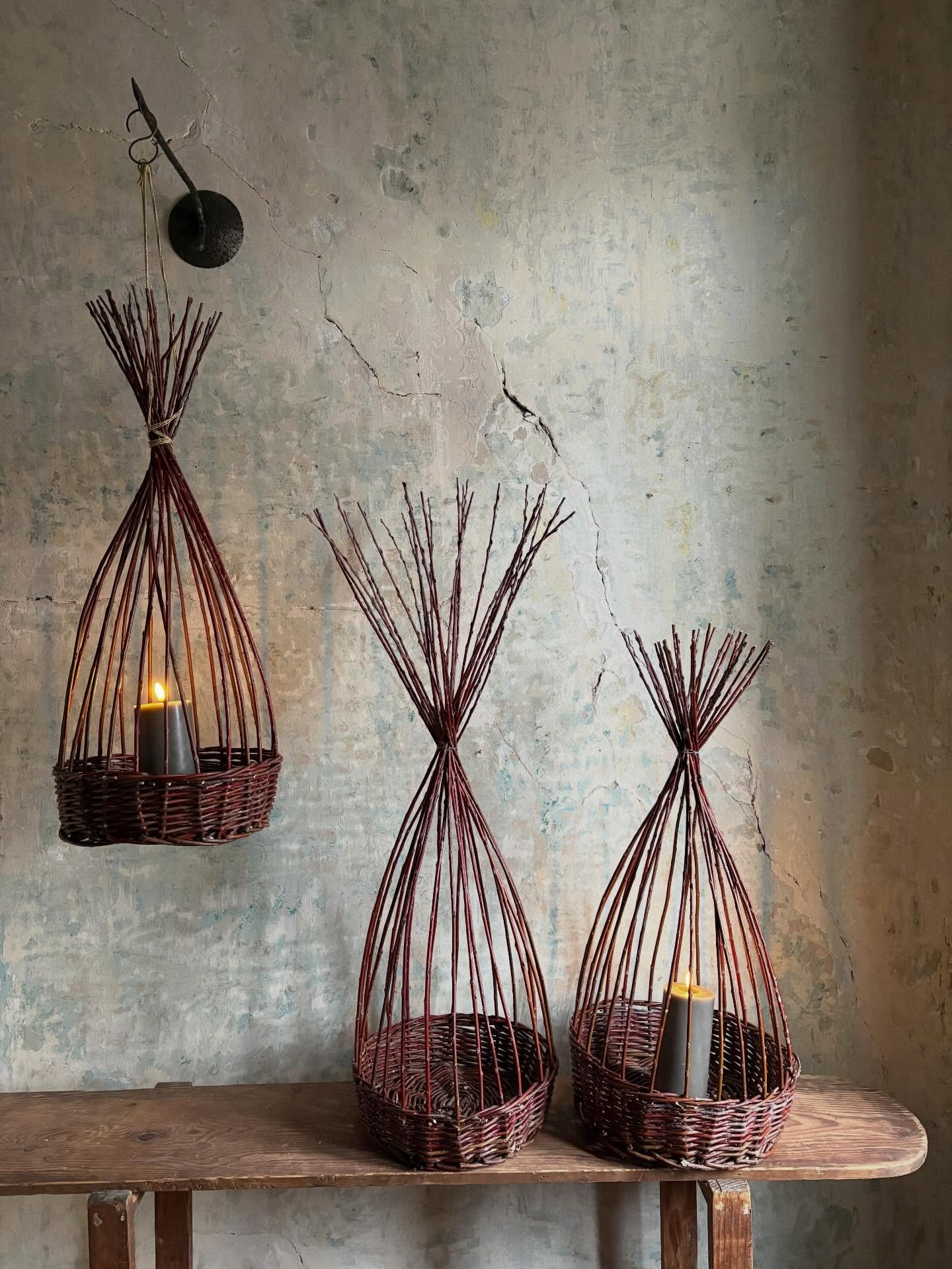 Frissen v&aacute;gott vesszőből font, nagy m&eacute;retű kosarak &bull; 9000 ft per darab