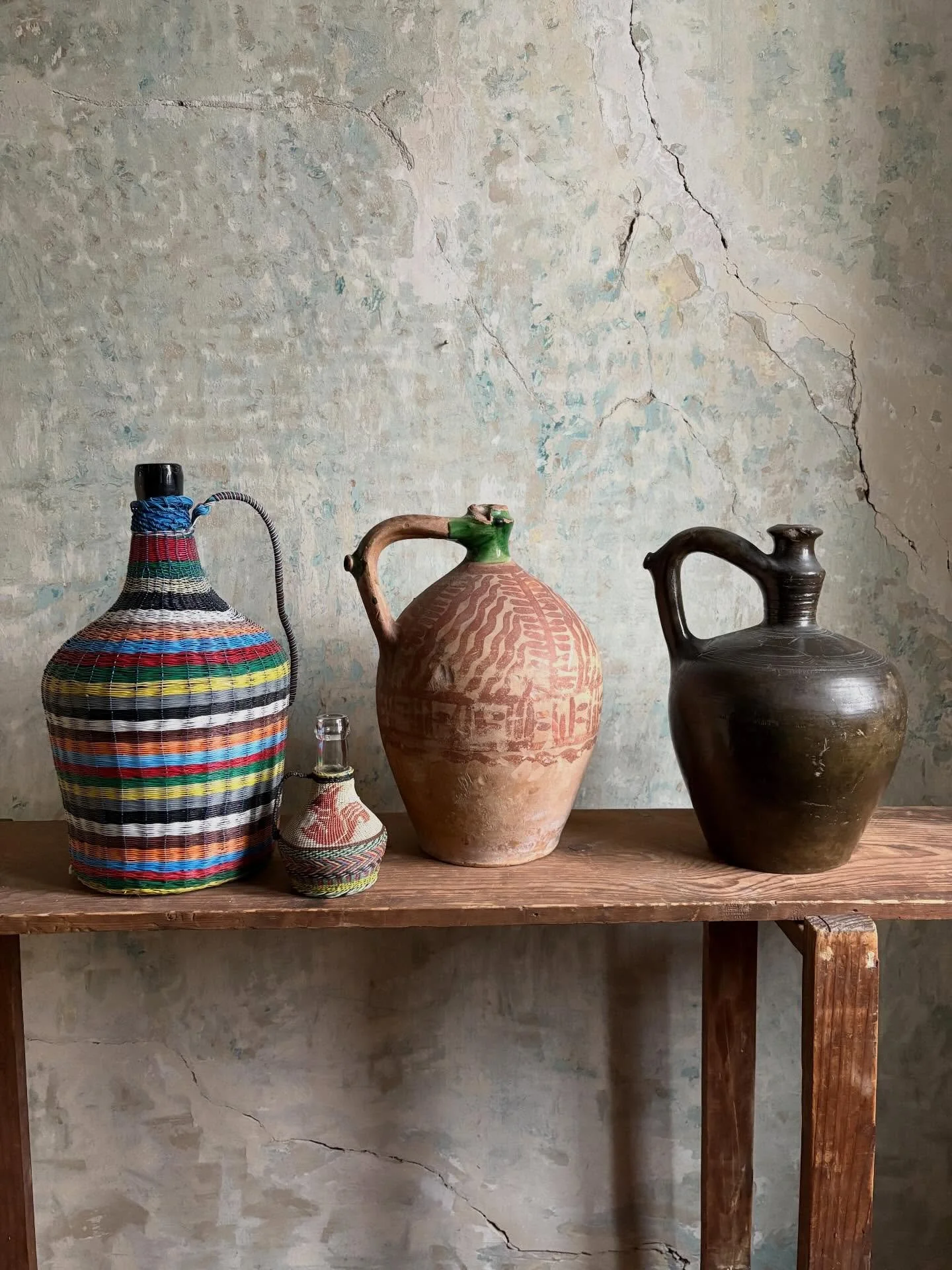 🐿️ 
Mohacsi fekete keramia vizes korso, repedessel, javitott lyukkal, magassaga 30 cm &bull; 6000 ft 
Diszitett keramia vizes korso zold mazzal, aprobb hibakkal, magassaga 30 cm &bull; 6000 ft
Csikos drotfonatos banyasz uveg drot fogoval, magassaga 