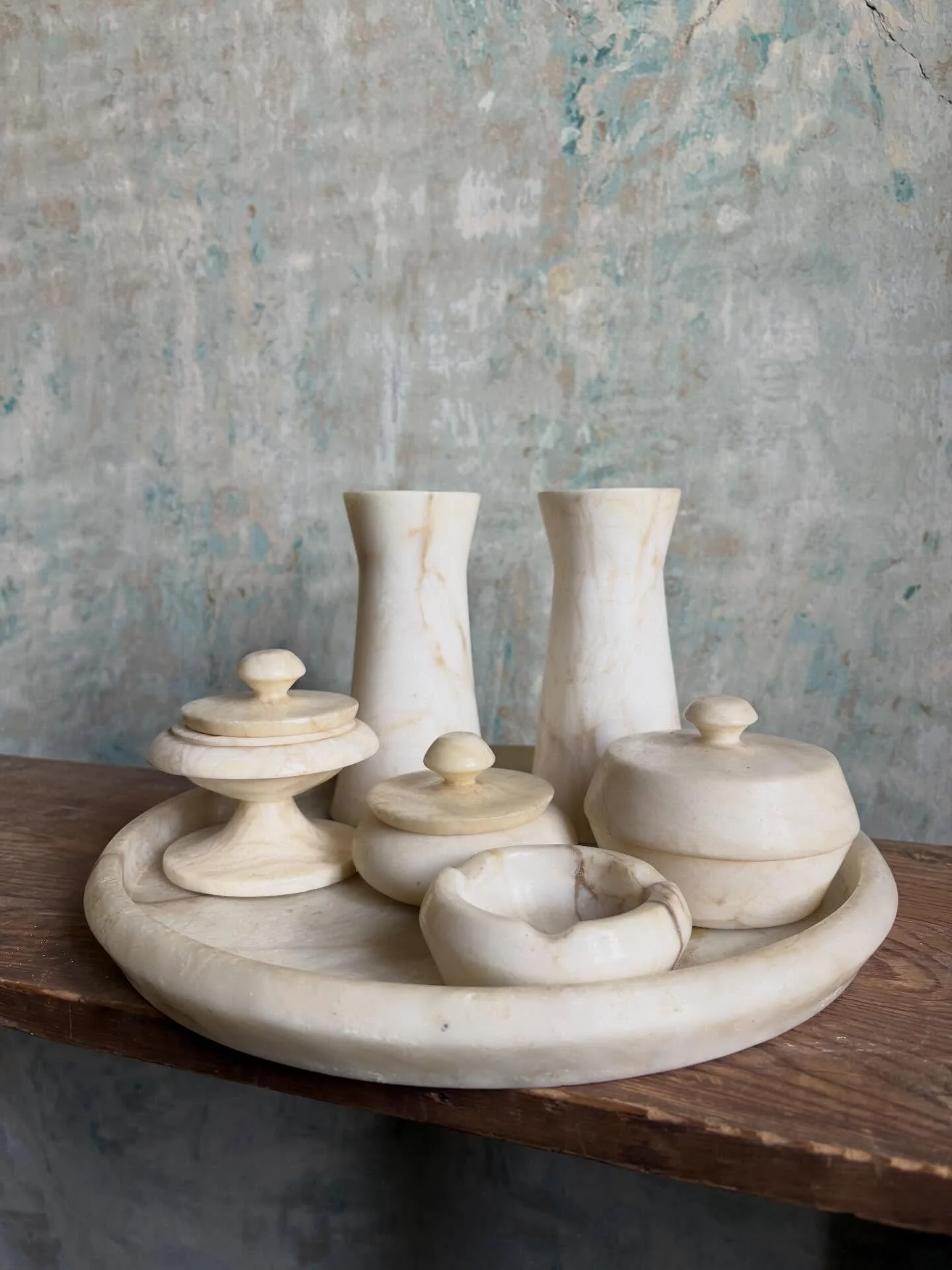 Marvany asztali keszlet, talcaval, vazakkal, fuszertartokkal, hamuzoval. A talca atmeroje 29 cm , a vaza magassaga 15 cm. A szett egyben 32000 ft