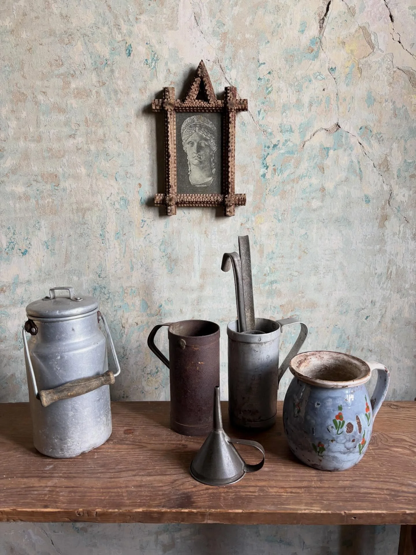 Aluminium etelhordo fa fogoval, magassaga 22 cm &bull; 4000 ft
Aluminium es vas mercek, 4 darab egyutt 4000 ft
Kis fem tolcser, 11 cm &bull; 3000 ft
Vilagoskek kis keramia viragokkal, magassaga 12 cm &bull; 4000 ft 
Tramp art fa kepkeret gorogszobor 