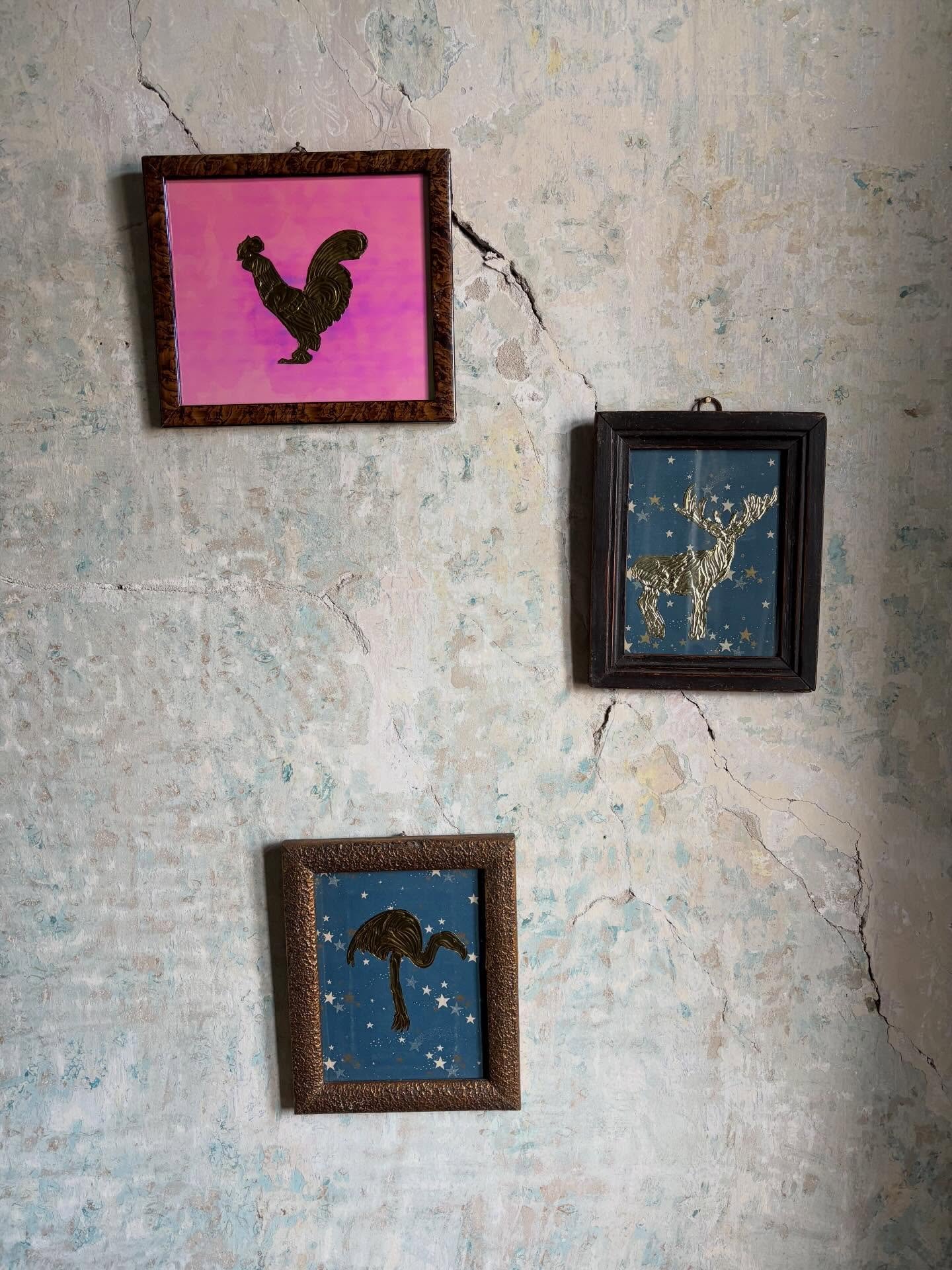 Fem lemezbol kivagott flamingo csillagos hatterrel bronz szinu uvegezett keretben, 22x28 cm &bull; 12000 ft 
Fem lemezbol kivagott szarvas csillagos hatterrel, uvegezett fa keretben, 21x26 cm &bull; 12000 ft 
Fem lemezbol kivagott kakas figura szinva