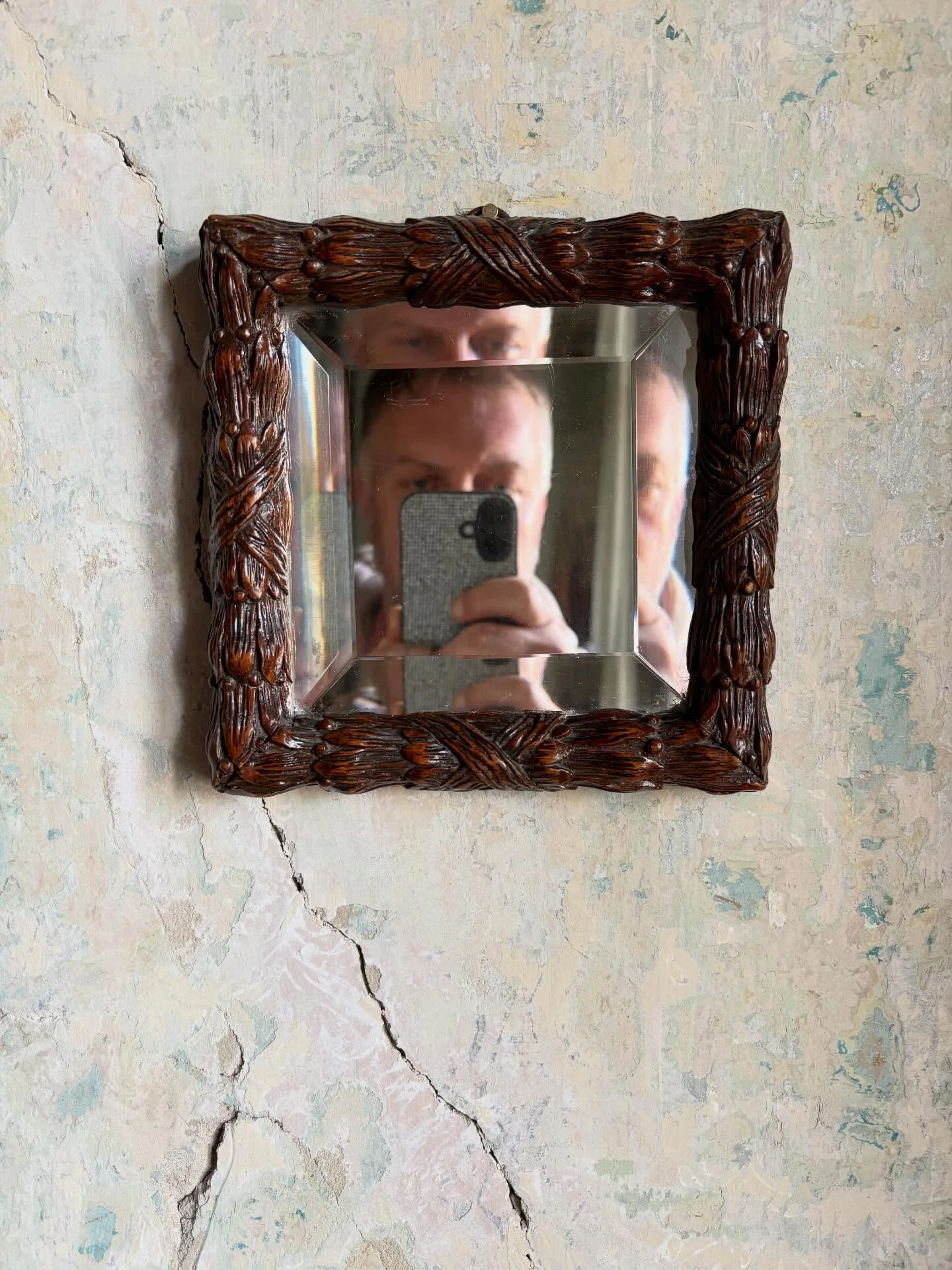 😈 
D&iacute;szes &eacute;s kopott konyvbor&iacute;t&oacute;ra rajzolt &ouml;rd&ouml;g figura, &uuml;vegezett fa keretben, 12x17 cm &bull; 12000 ft
Fabol faragott diszes keretu metszett t&uuml;k&ouml;r, 17x17 cm &bull; 8000 ft
Textil boritasu fotoalb