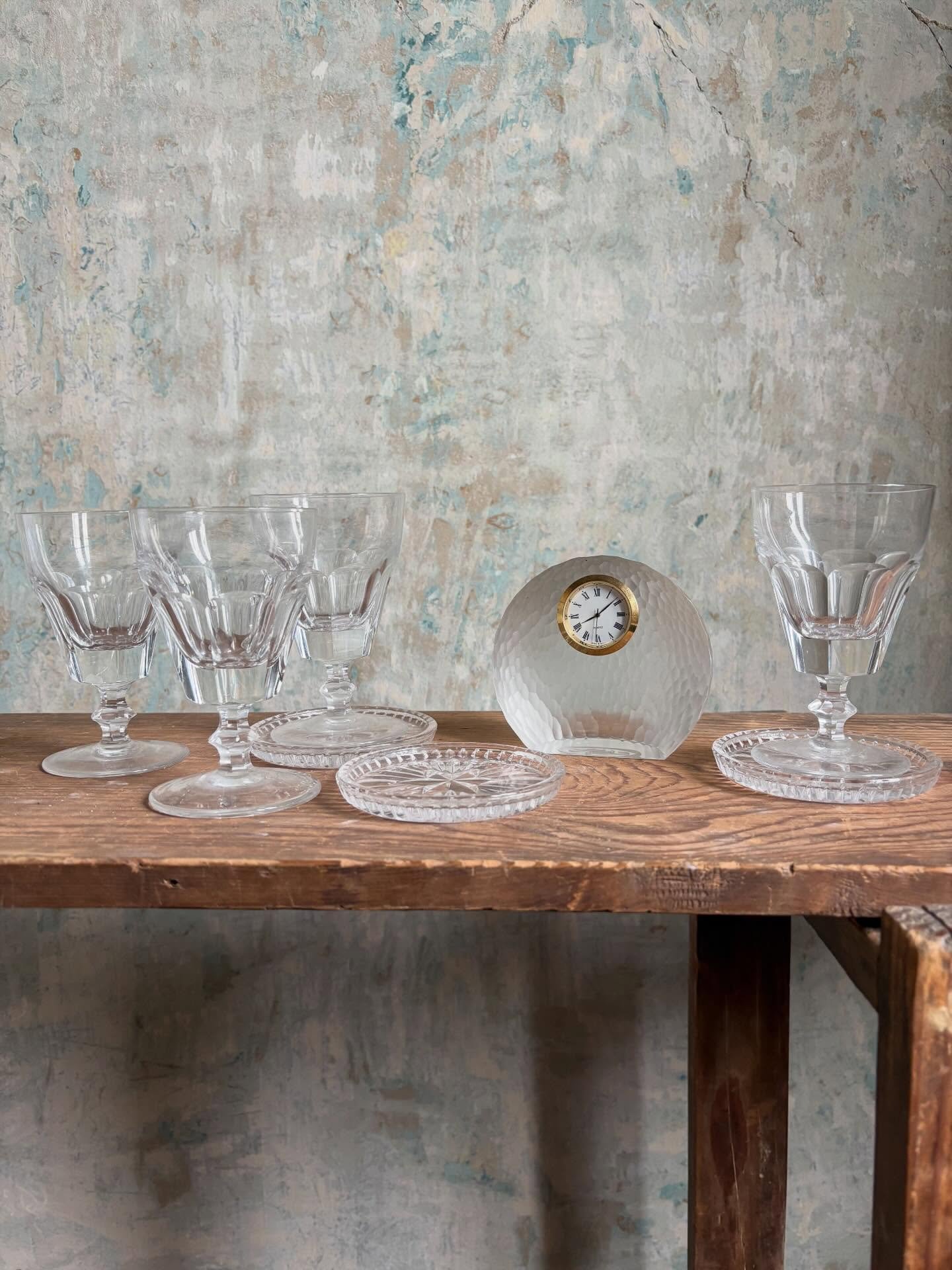 🕰️ 
Talpas Kristaly poharak, magassaguk 11 cm &bull; 6000 ft a negy darab egyutt
Ajka kristaly asztali disz &oacute;r&aacute;val, 9x10x4 cm &bull; 12000 ft
Kristaly pohar al&aacute;t&eacute;t csillagokkal, atmeroje 9 cm &bull; 3000 ft a harom darab 