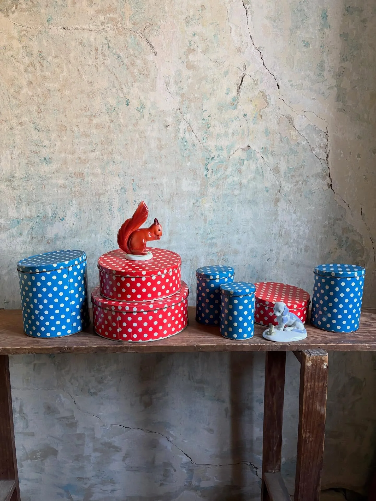 Fem dobozok, harom darab piros, feher p&ouml;tty&ouml;s, negy darab kek, feher p&ouml;tty&ouml;s, belsejuk nagyon jo allapotban, kivul kisse kopottak, nehol a kariman rozsdas, a het darab egyutt 8000 ft 
V&ouml;r&ouml;s mokus, Hollohaza porcelan, mag